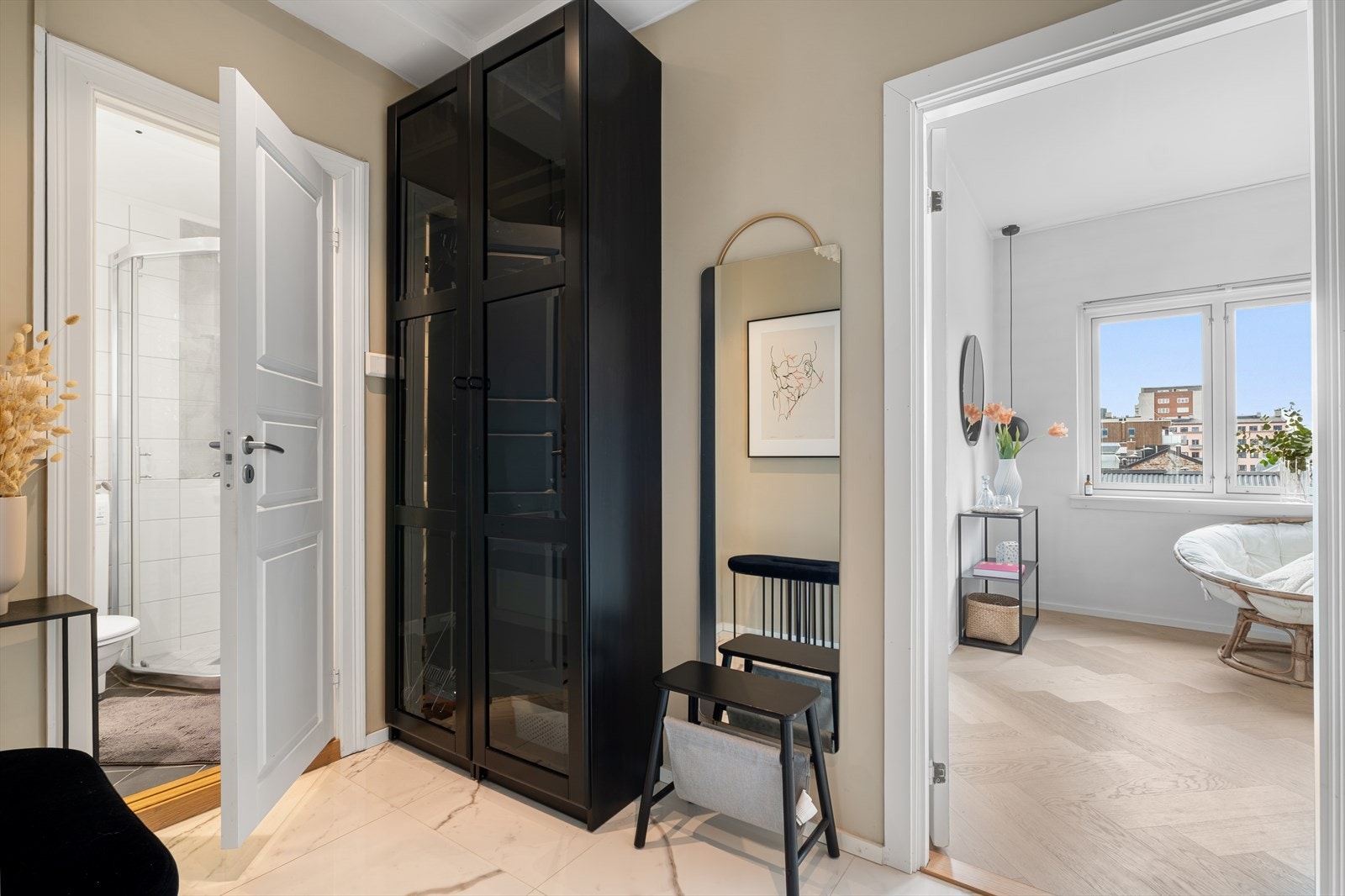 Gangen har god plass til et garderobeskap Galleribilde