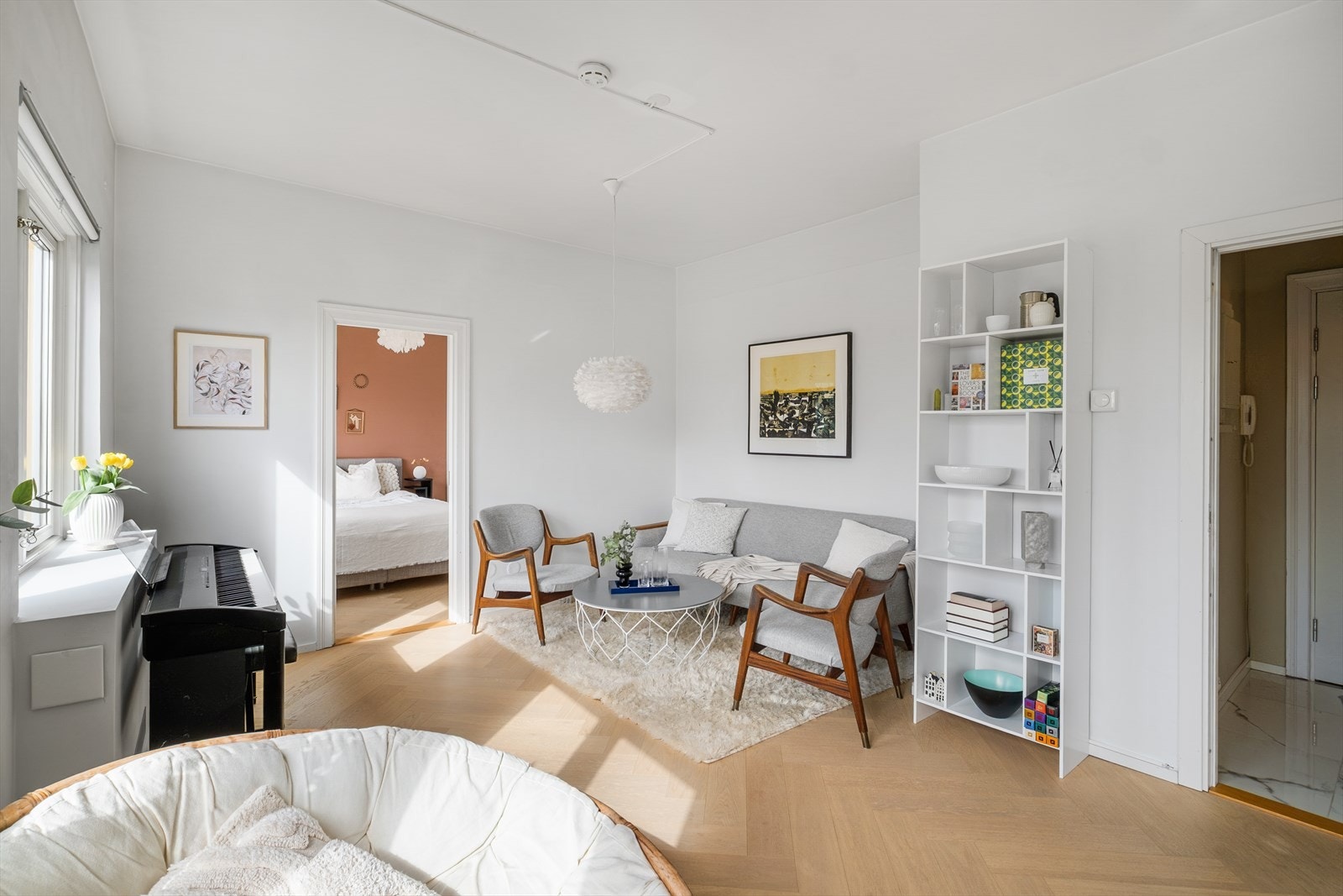 Her er det god plass til sofa, tv-bord og spisebord Galleribilde