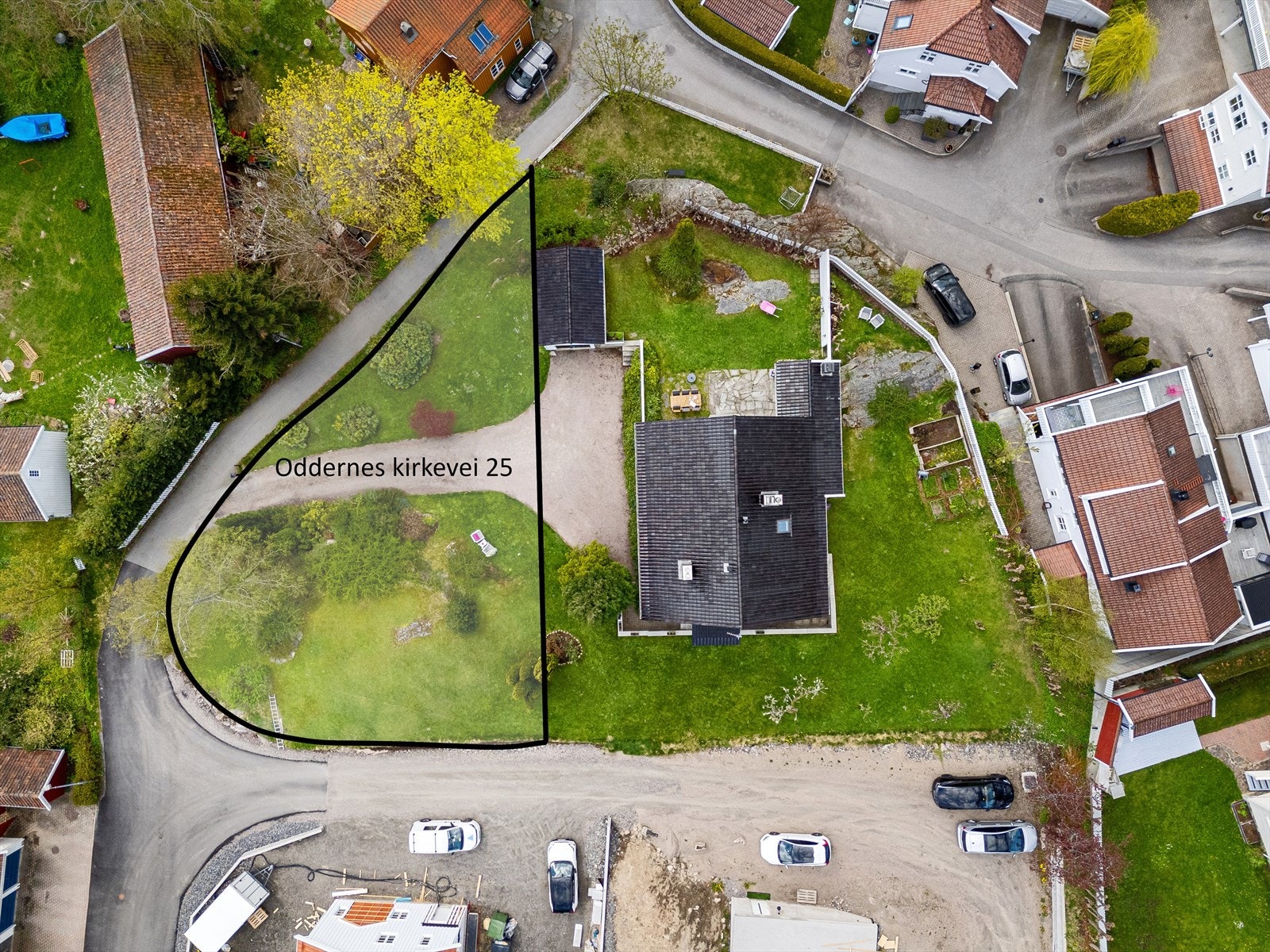 Inntegnet eiendomsgrense er ikke målsatt og kan avvike. Innkjørsel til tomten vil måtte legges om og komme på høyre side av tomten sett fra dette bildet mellom eksisterende enebolig. Galleribilde