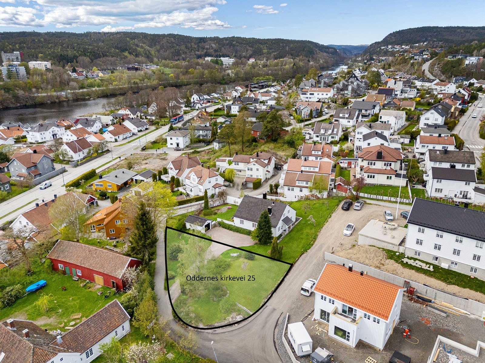 Inntegnet eiendomsgrense er utført av fotograf, og er ikke målsatt. Denne kan dermed avvike. Det vil måtte opparbeides ny innkjørsel til tomten via realsameie (ny vei) til høyre for tomten. Galleribilde