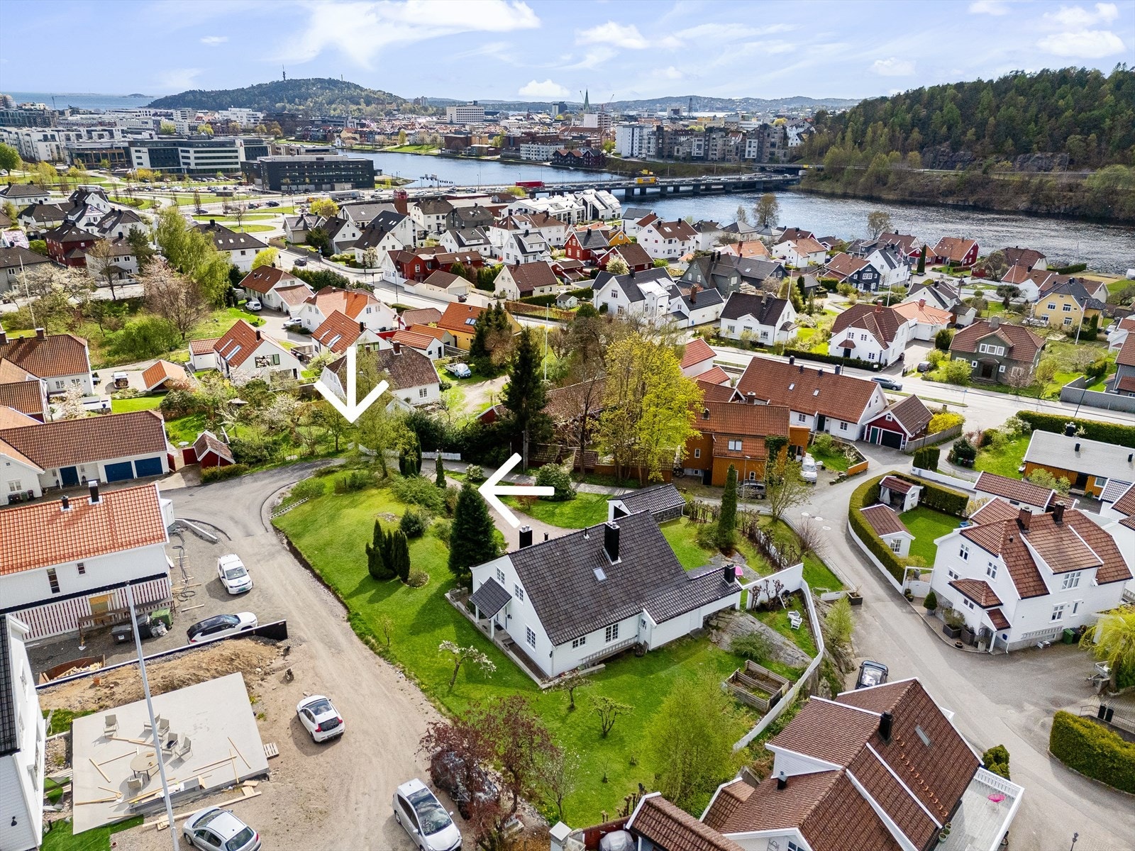 Tomten ligger i et attraktivt nabolag i blindvei uten gjennomgangstrafikk. Trygg gang- og sykkelsti forbi eiendommen. Tomten som er regulert til en enebolig presenteres av Ina Andersen for Eiendomsmegler Norge. Galleribilde