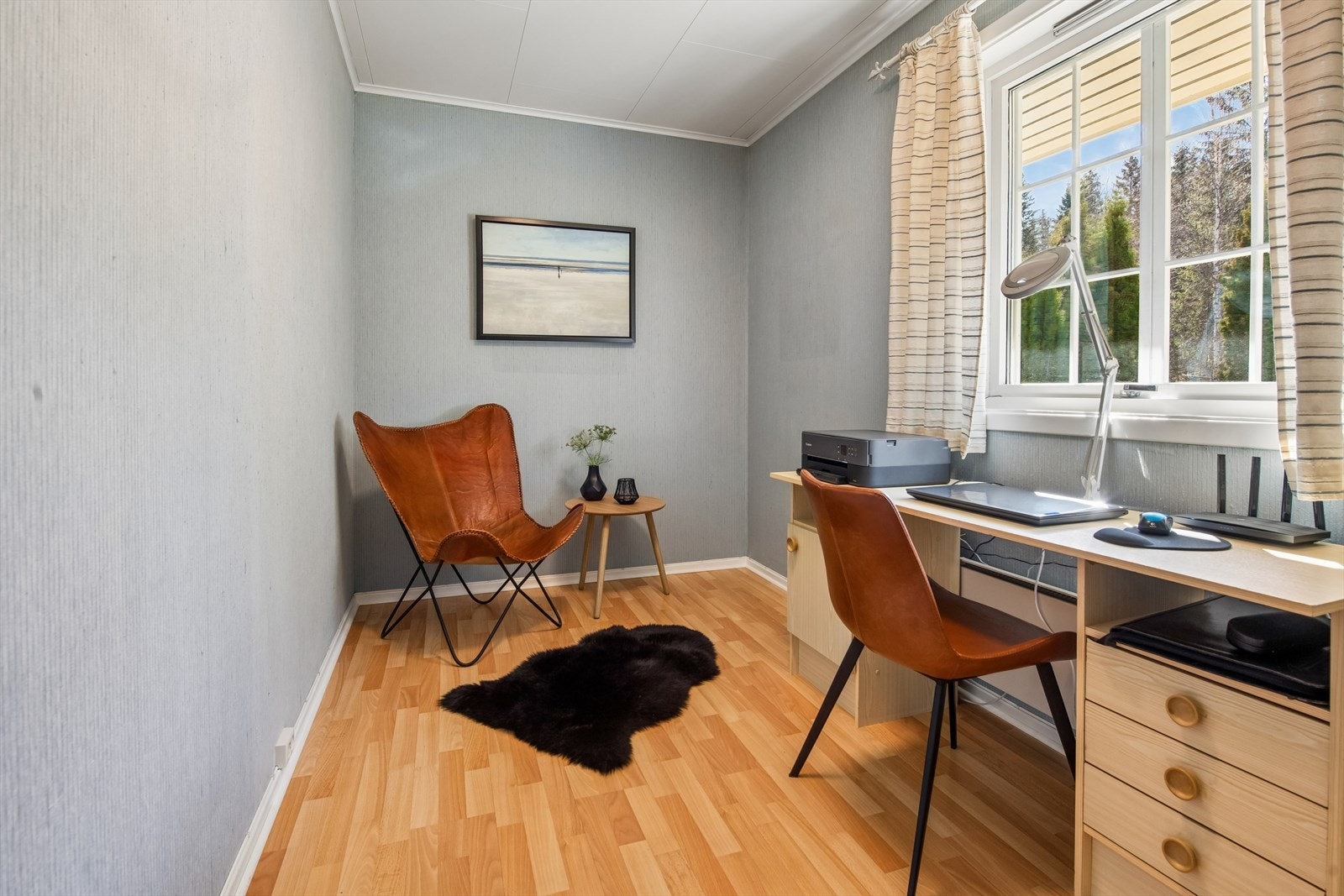 Det andre soverommet i hovedetasjen vender skogen på baksiden av boligen Galleribilde