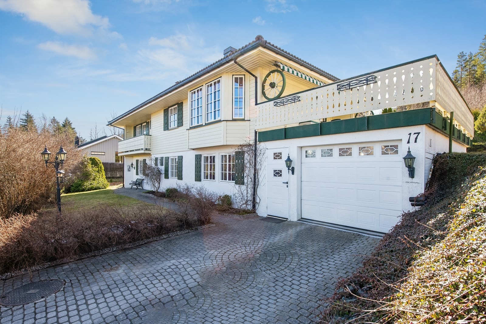 Enebolig fra 1985 med integrert garasje og steinlagt adkomst. Galleribilde