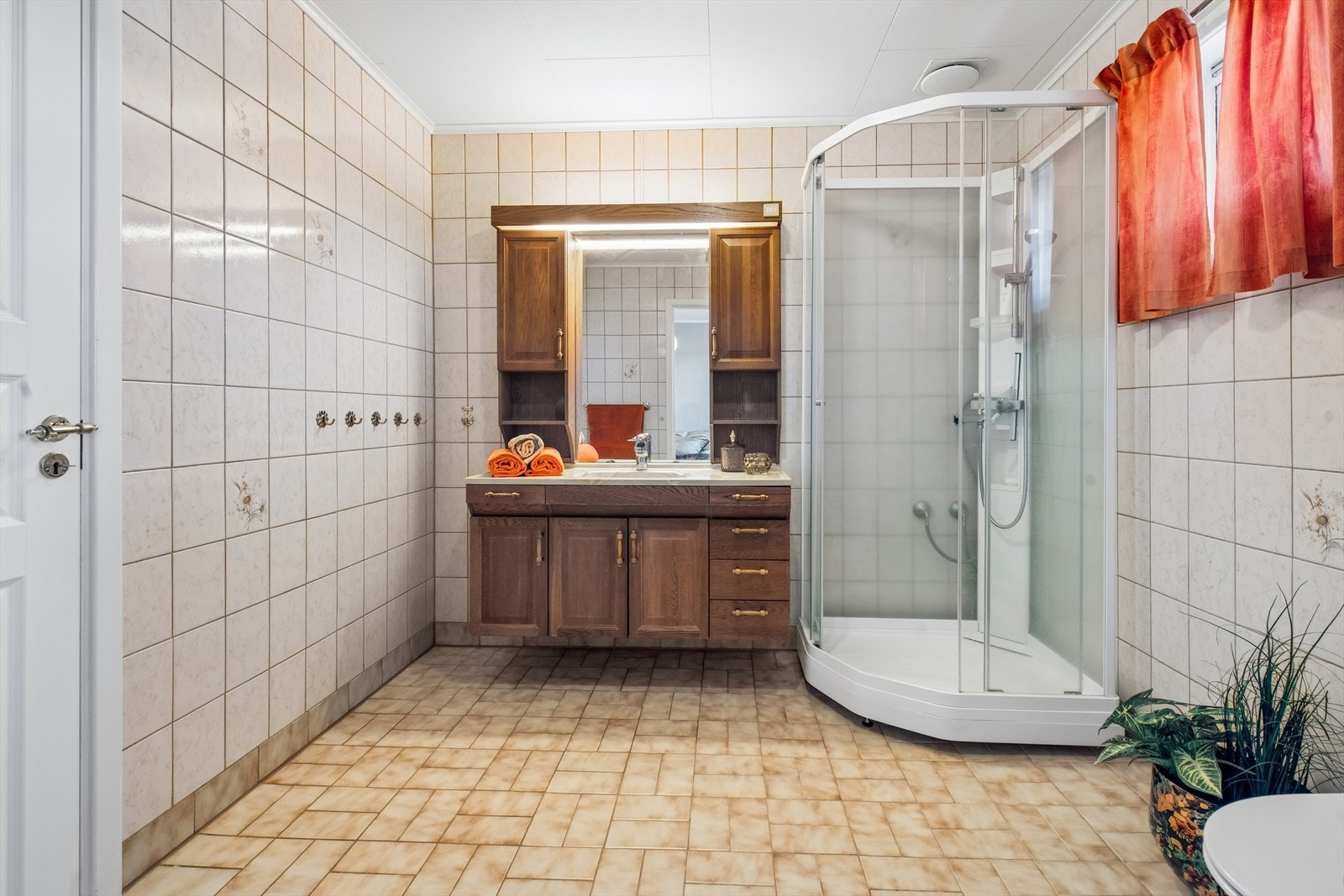 Badet er fra byggeåret, med flislagt gulv med varmekabler og dusjkabinett. Galleribilde