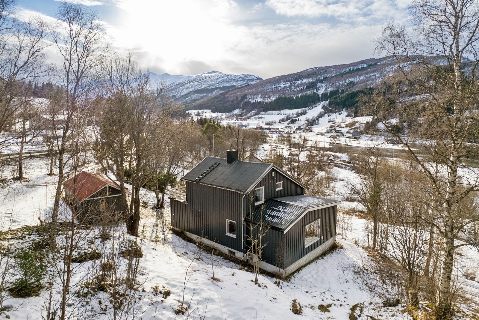 På eiendommen finner du også garasje samt naust, perfekt for deg som ønsker nærhet til sjø og friluftsliv.
