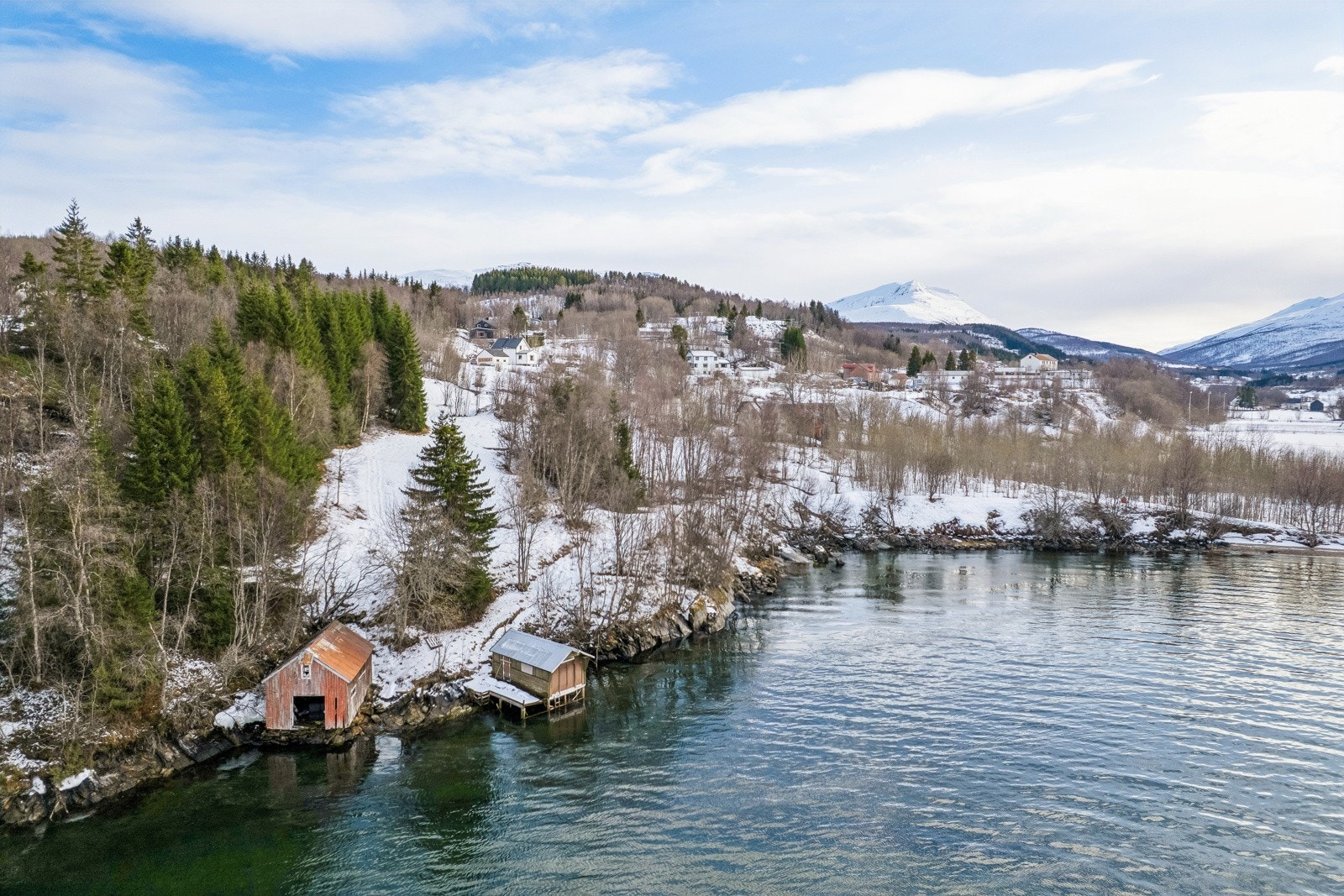 Naust og strandlinje.