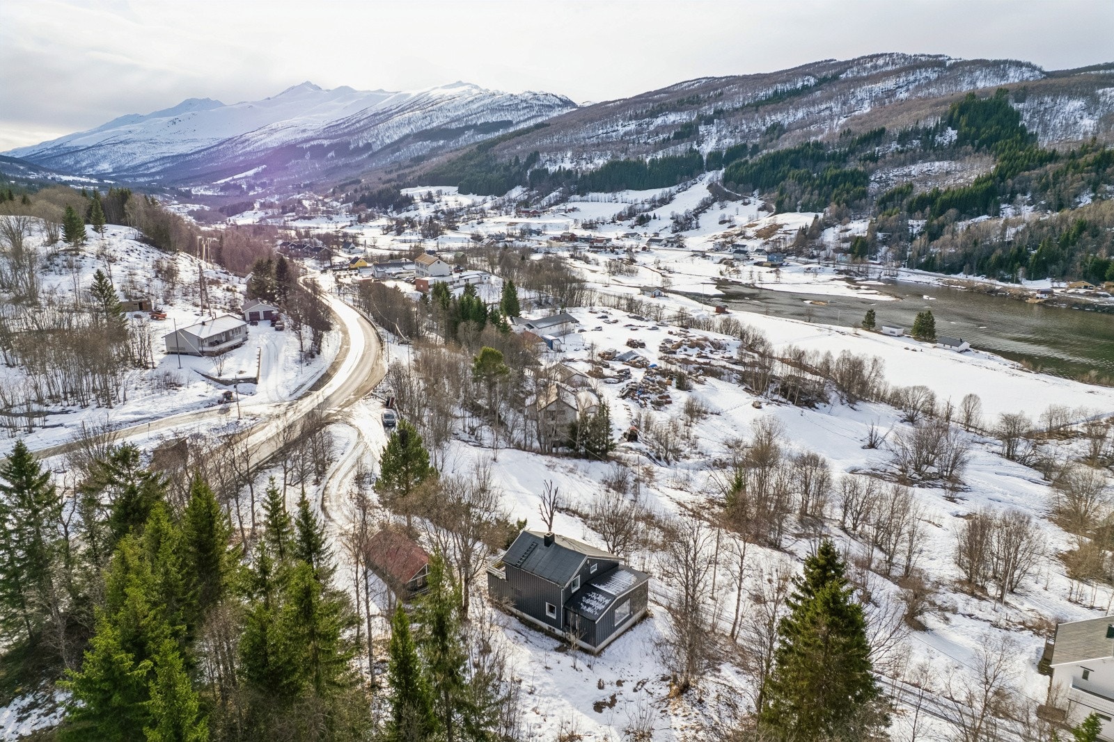 Her får du en eiendom med stort potensial for deg som ønsker å skape ditt eget hjem i naturskjønne omgivelser.