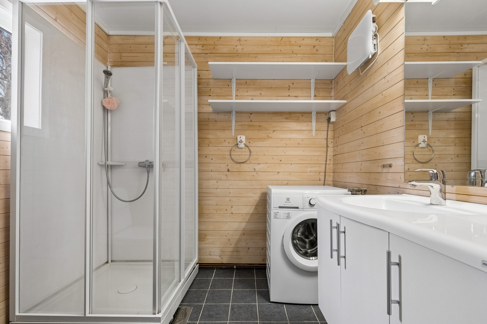 God plass til oppbevaring av baderomsartikler i baderomsinnredning.