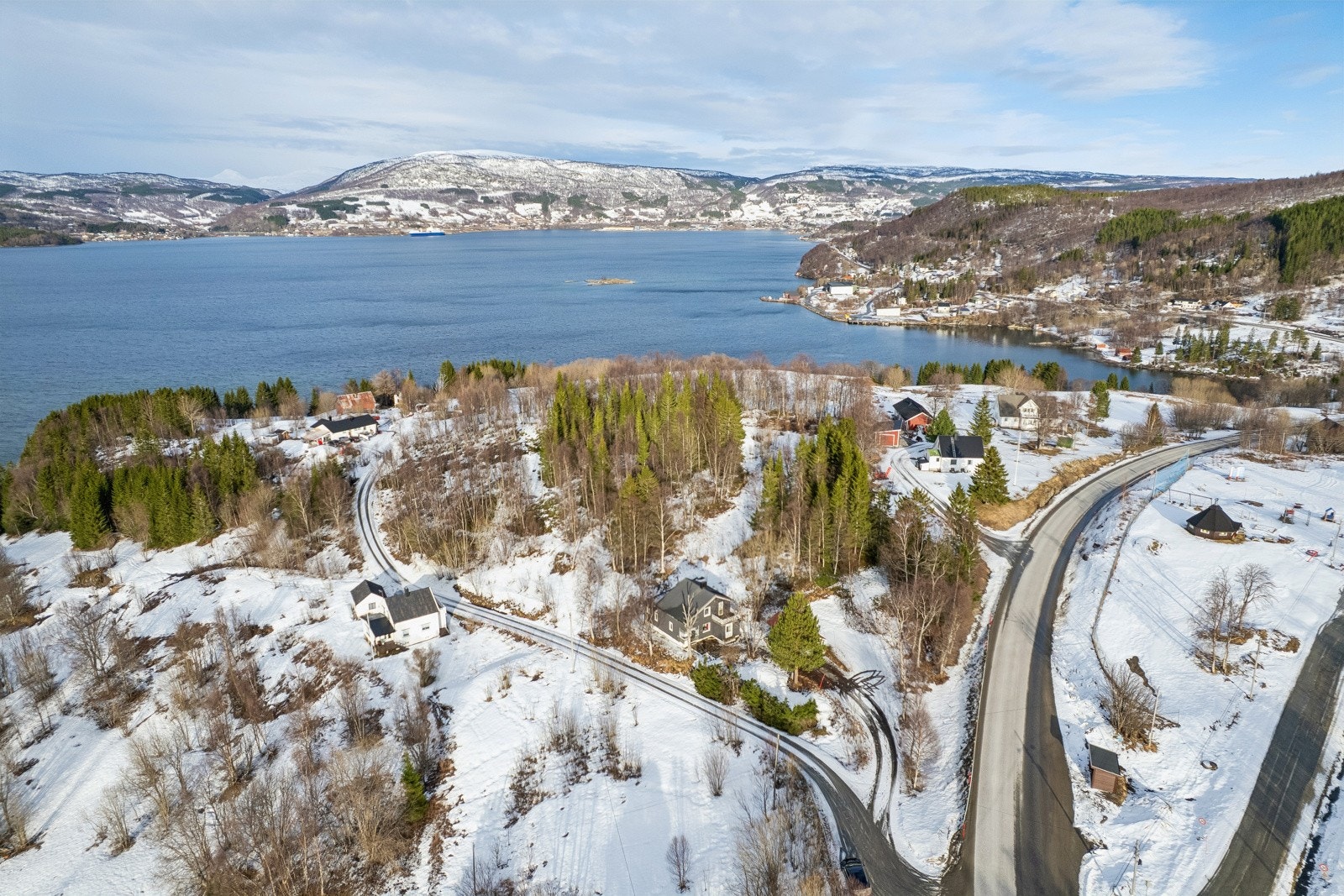 Det er tilhørende 3 tomteparseller.