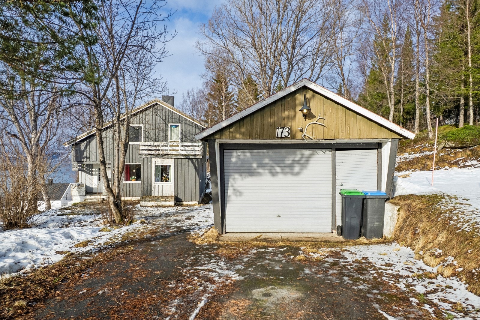 Bilen parkerer du i garasjen eller på tomt.