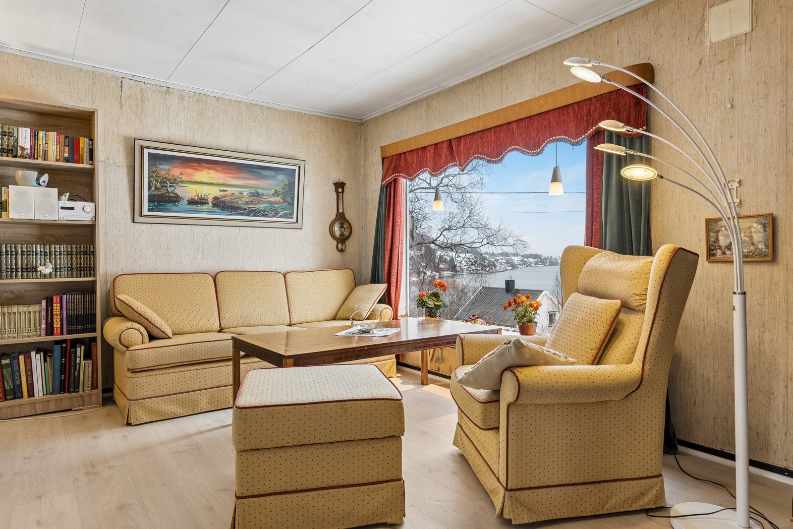 Stuen har fin utsikt mot sjøen.