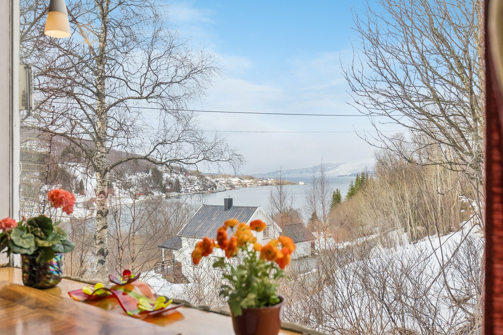 En hyggelig, mindre enebolig med en fantastisk beliggenhet og nydelig utsikt mot sjøen.
