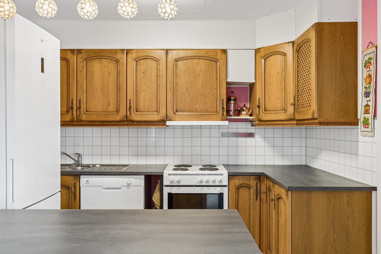 Kjøkkenet ligger adskilt fra stuen og har rikelig med skap- og benkeplass.