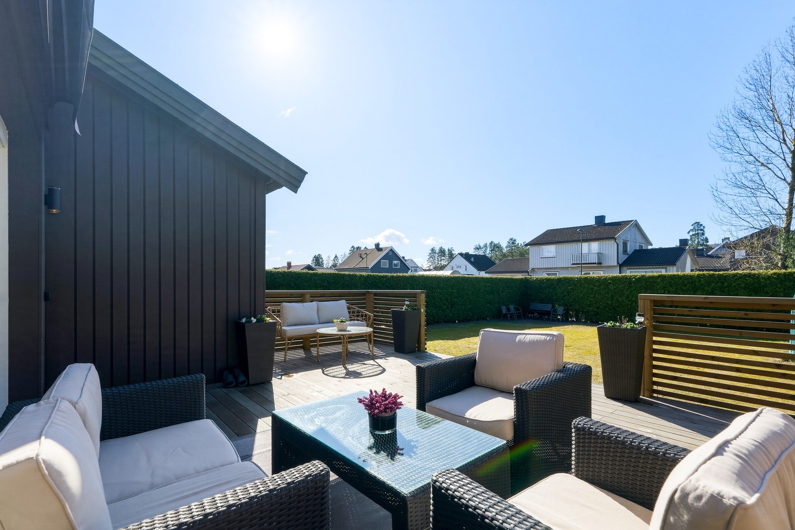 Hagen rammes fint inn av en velstelt hekk, og her kan man enkelt sette opp en trampoline eller spille fotball med venner etter skolen. Galleribilde