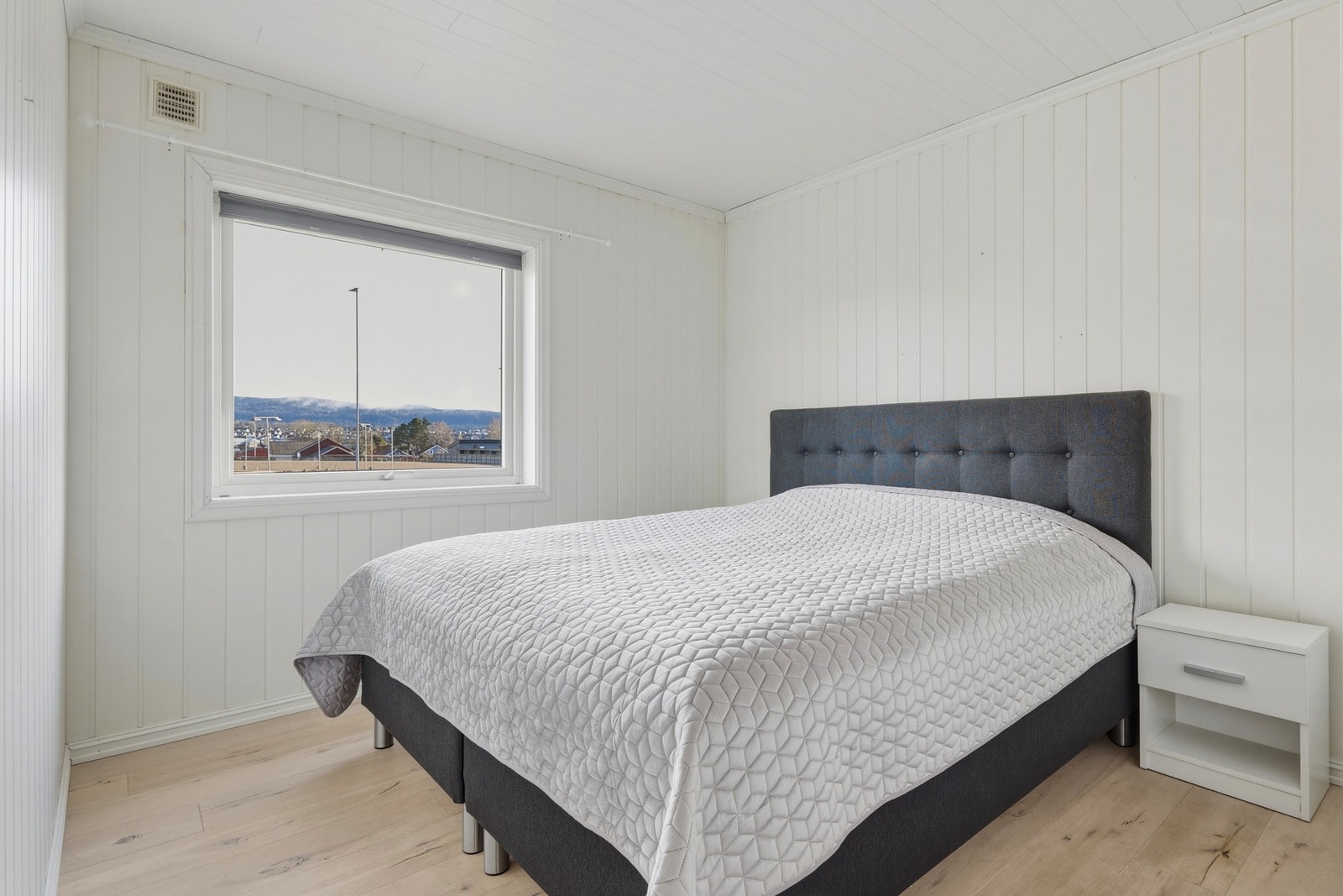 Hovedsoverommet har plass til dobbeltseng, og det er god oppbevaring i en stor skyvedørsgarderobe. Galleribilde