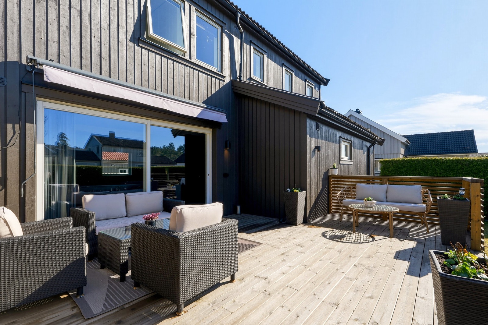 Fra stuen er det utgang til en sørvendt terrasse på ca. 25 kvm, etablert med impregnert trevirke i 2023. Rekkverket er av spilepanel, og terrassen har bred trapp til den store hagen. Galleribilde