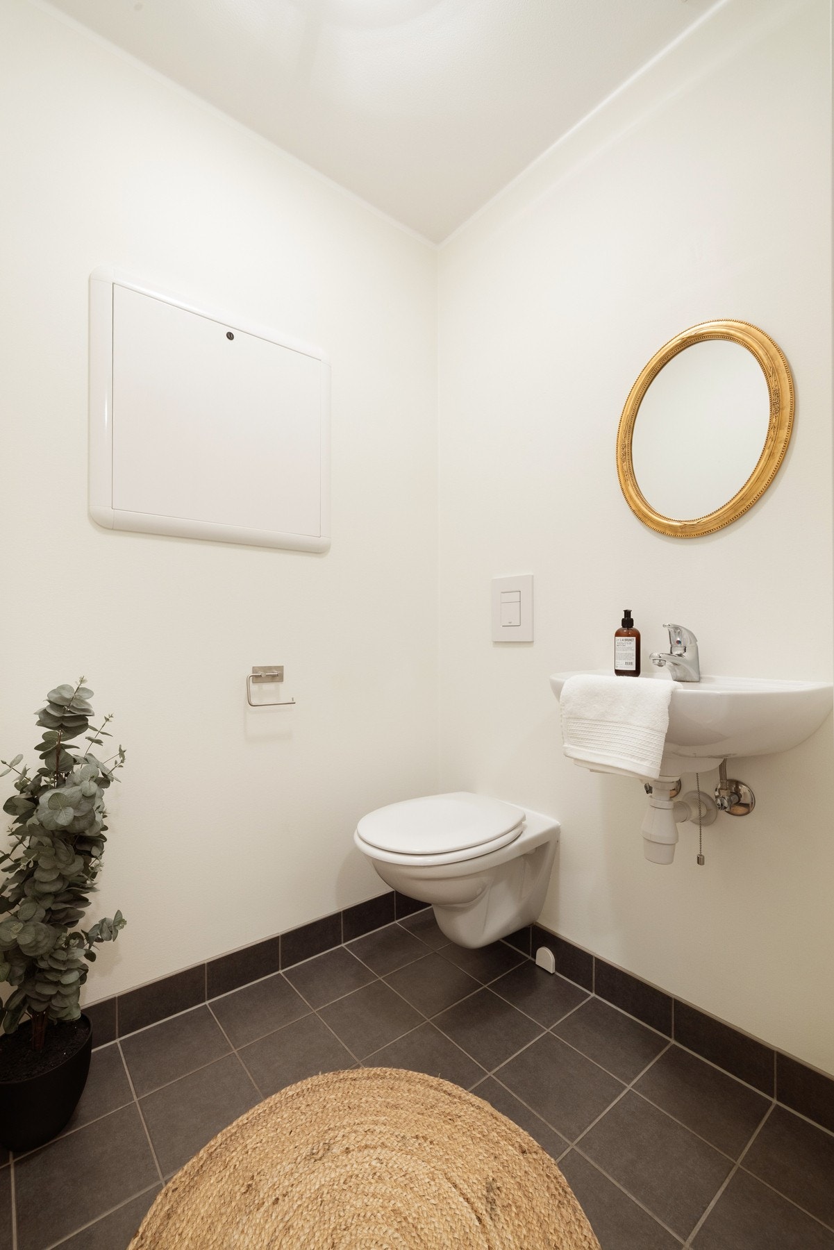 I tillegg til badet er det også et toalettrom . Galleribilde