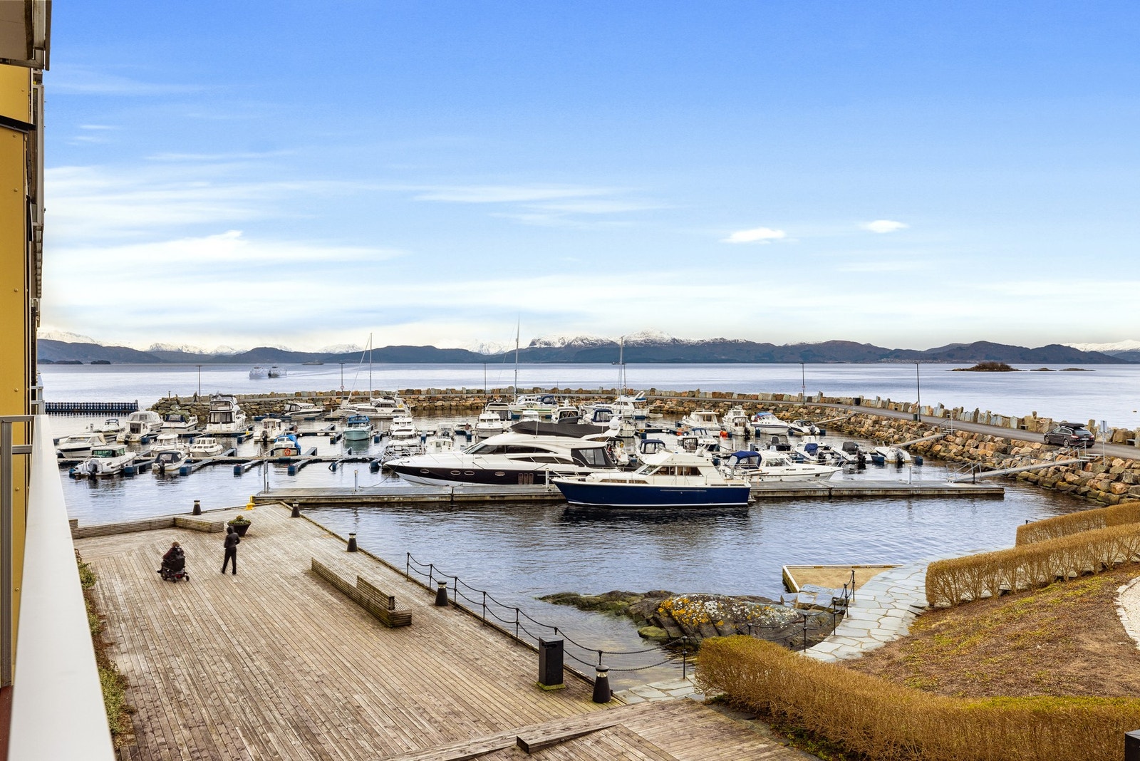 Rett utenfor boligen møter man det maritime miljøet med kaipromenade, molo, båtmarina og badestrand. Galleribilde