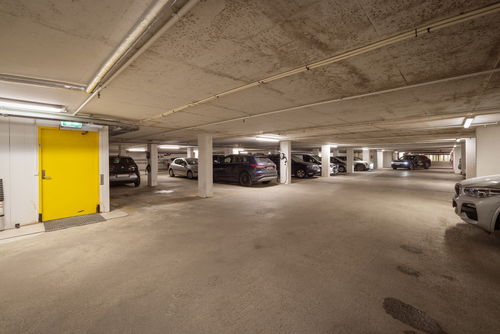 Hver boligseksjon er blitt tildelt en parkeringsplass i parkeringsanlegget på sameiets fellesareal. Galleribilde