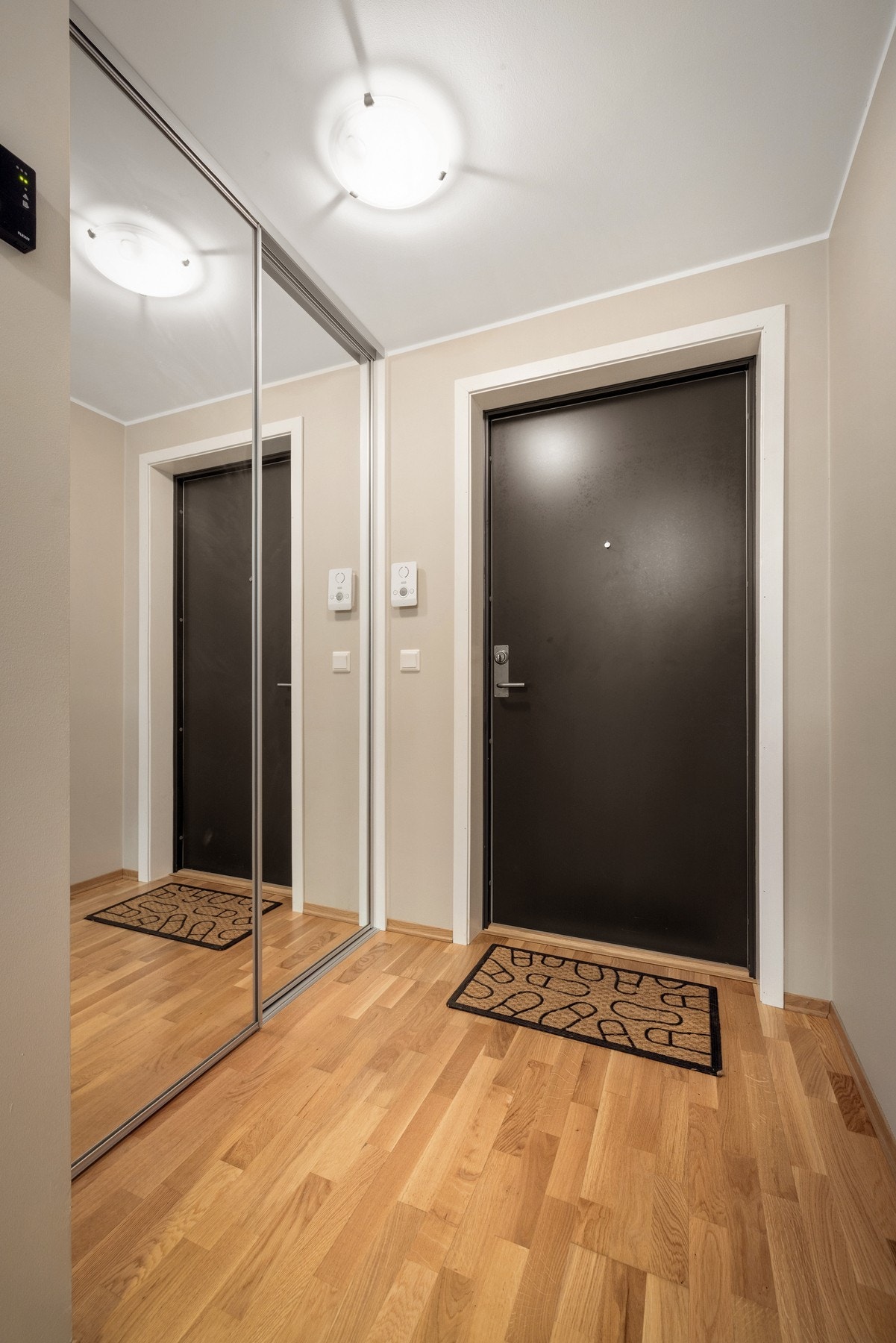 Entrê med skyvedørsgarderobe til klær og sko. Galleribilde