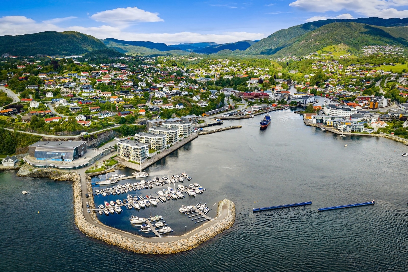 Sjøfronten Os er et kombinert sameie som består av 86 boligseksjoner og 2 næringsseksjoner. Næringsseksjonene gjelder varmesentral som er seksjon nr. 87 og parkering som er seksjon nr. 88. Galleribilde