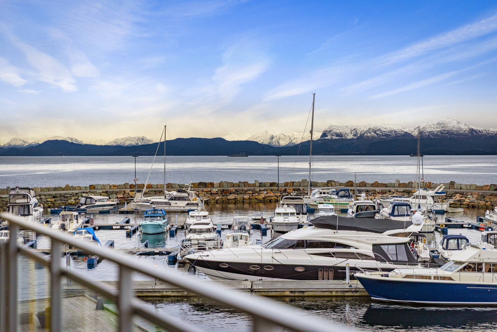 Ofte kan man observere store båter i fjorden. Galleribilde