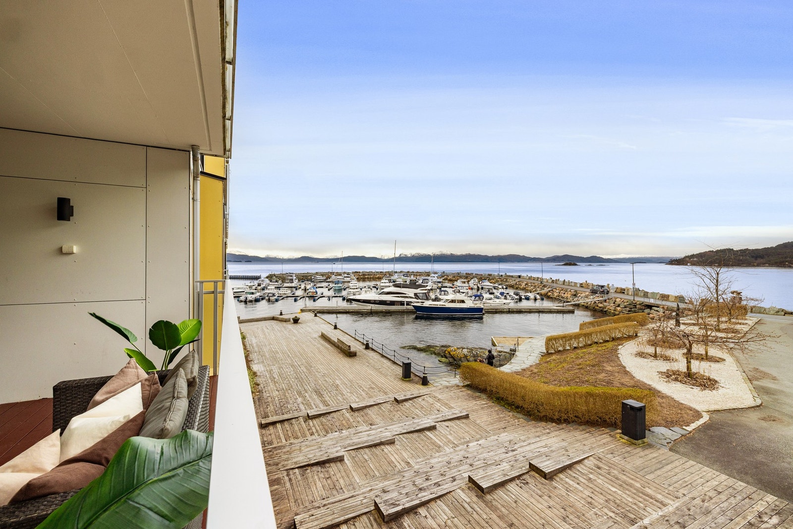 På motsatt side av innseilingen kan man fra Steinneset følge den populære Kyststien, som går langs sjøkanten fra Steinneset, via Solstrand og videre mot Moldegård. Galleribilde