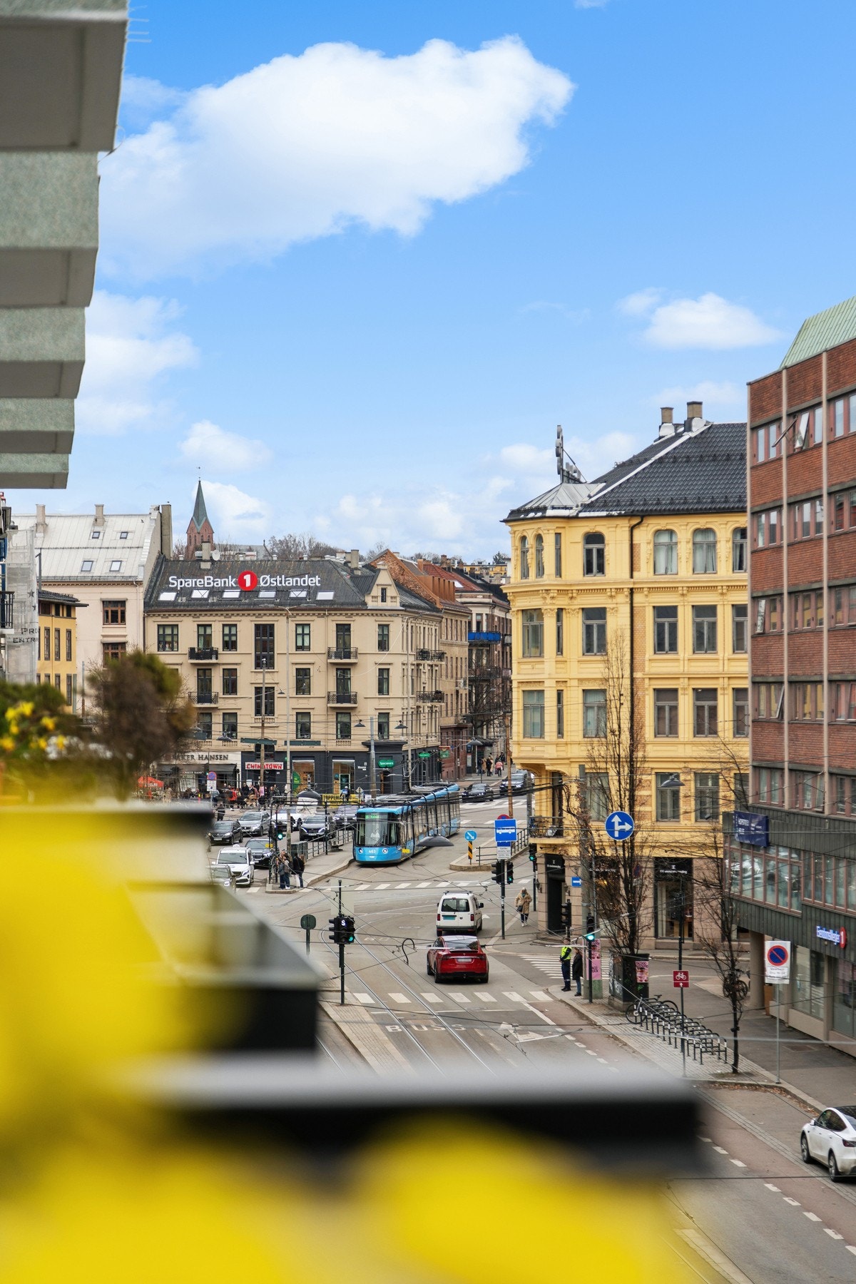 Samtidig ligger eiendommen i nærhet til større grøntområder som Frognerparken, noe som gir gode rekreasjonsmuligheter midt i byen. Nabolaget oppleves som trygt og attraktivt, og er særlig populært blant unge voksne, studenter og førstegangskjøpere. Galleribilde