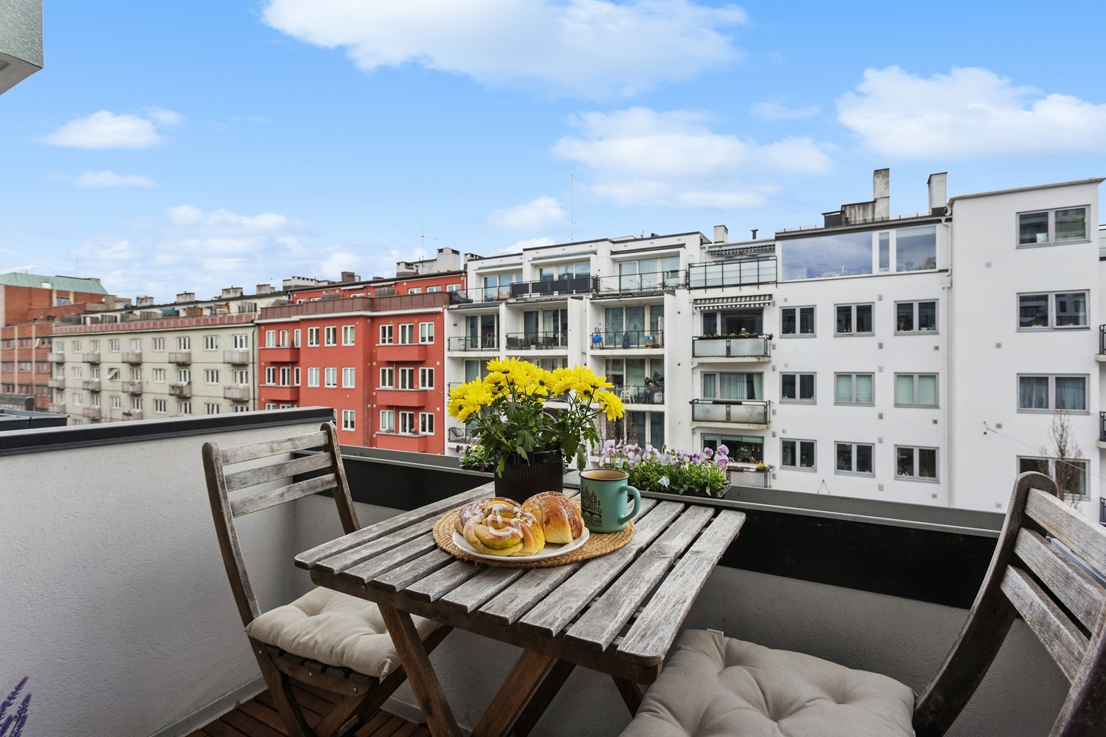 Leiligheten har en balkong som kan nytes om varmere årstider. Den perfekte plassen til å kunne ta morgenkaffen! Galleribilde