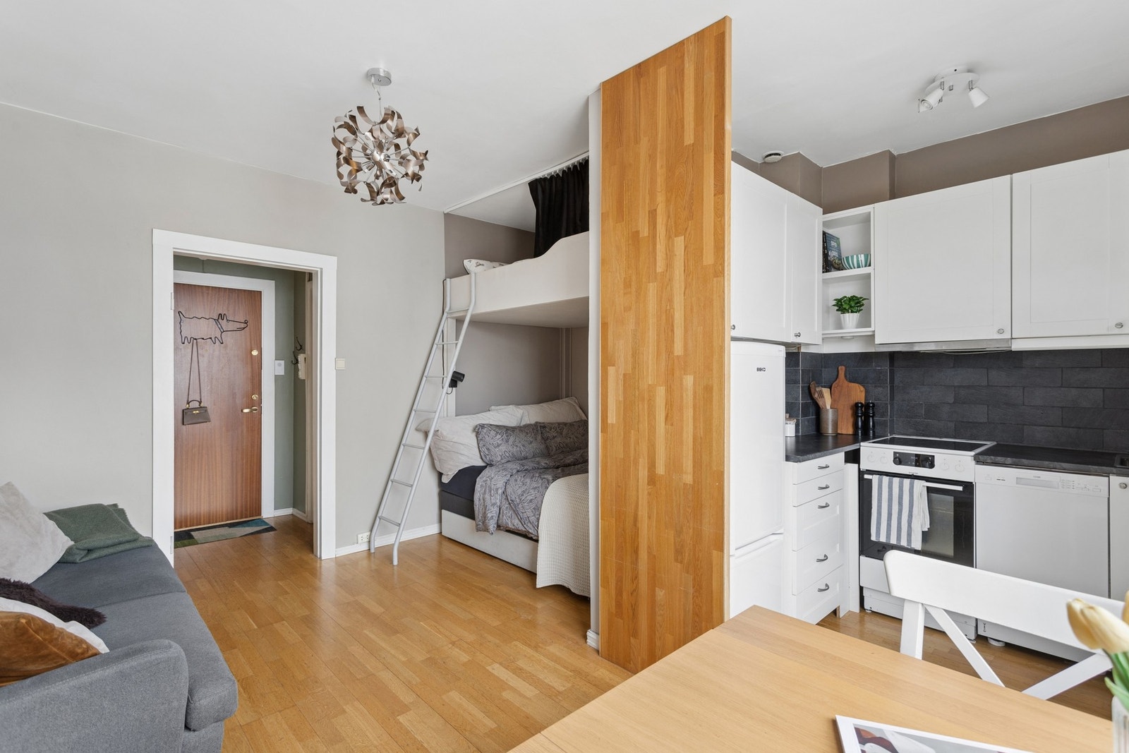 Stuen har naturlige soner for plassering av seng, sofa, spisebord og stoler, noe som gjør leiligheten veldig praktisk og attraktiv. Galleribilde