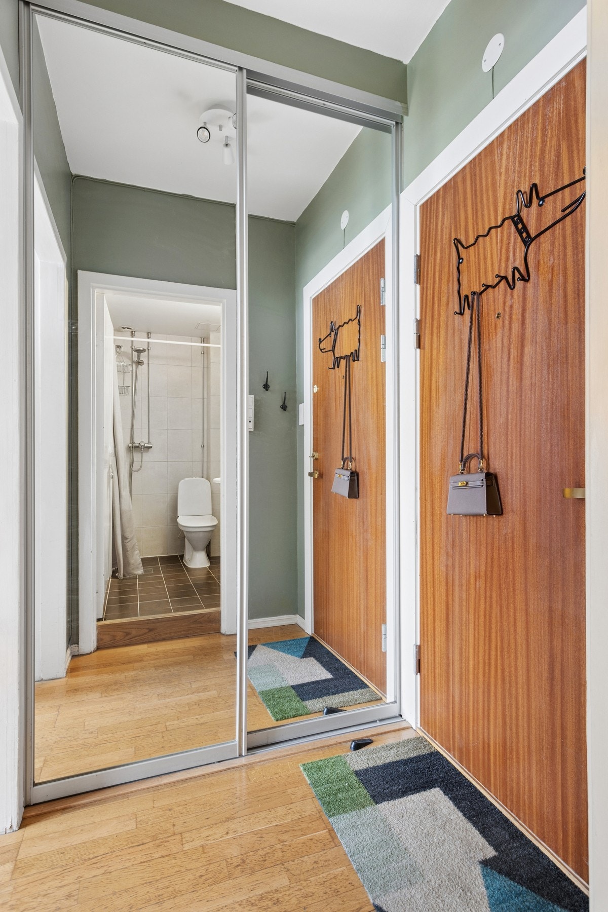 Entré med skyvedørsgarderobe som gir god plass til oppbevaring av sko, tøy og diverse. Galleribilde