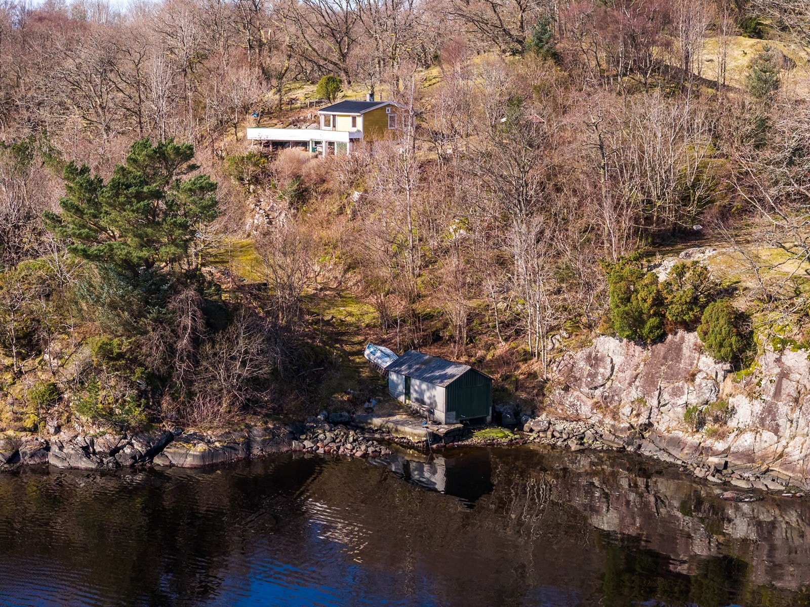 Flott fritidseiendom med hytte og naust på samme tomt. Galleribilde