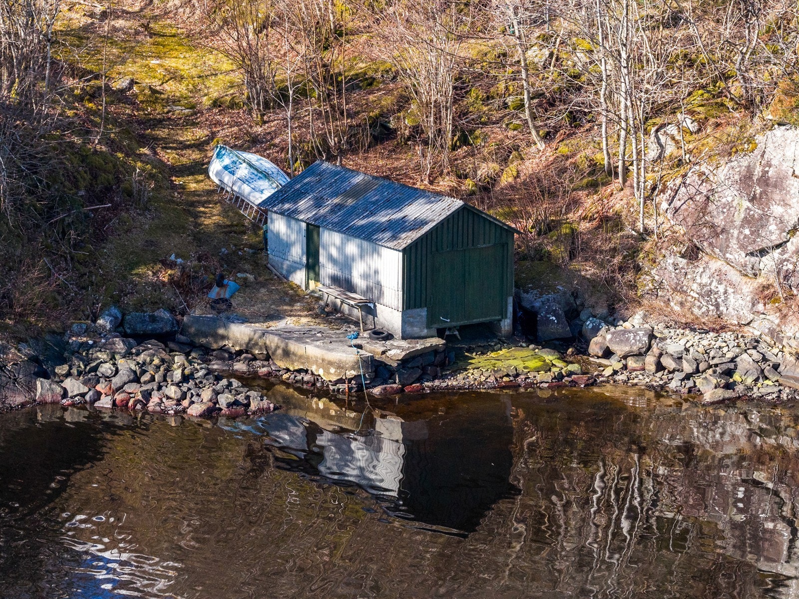 Naust med brygge Galleribilde