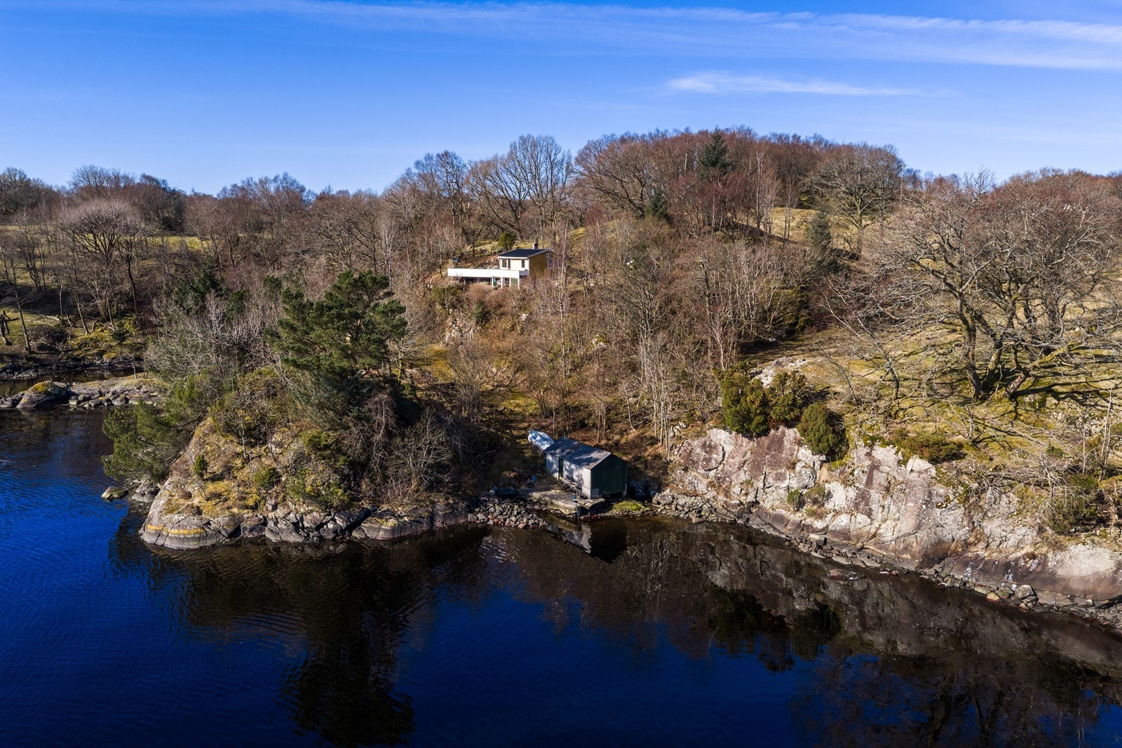 Eiendommen ligger landlige omgivelser til Viksefjorden og har ca 55 meter strandlinje til fjorden. Galleribilde