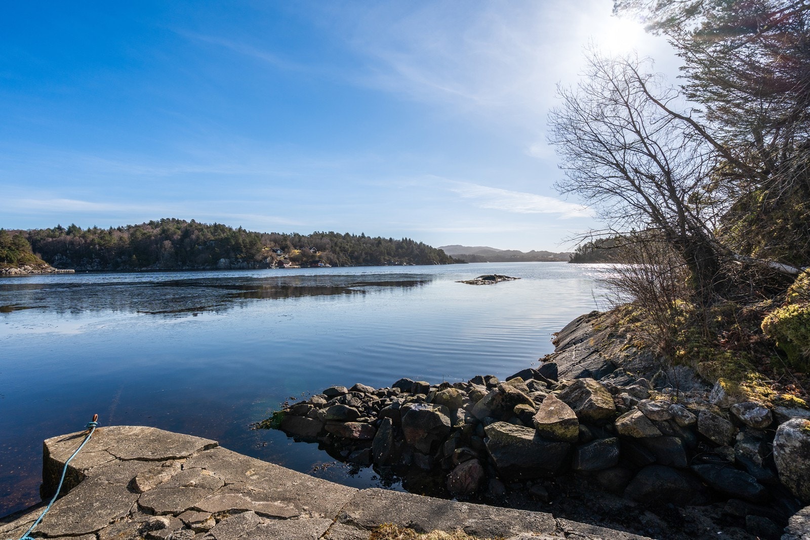 Liten kai/brygge ved siden av naustet. Galleribilde