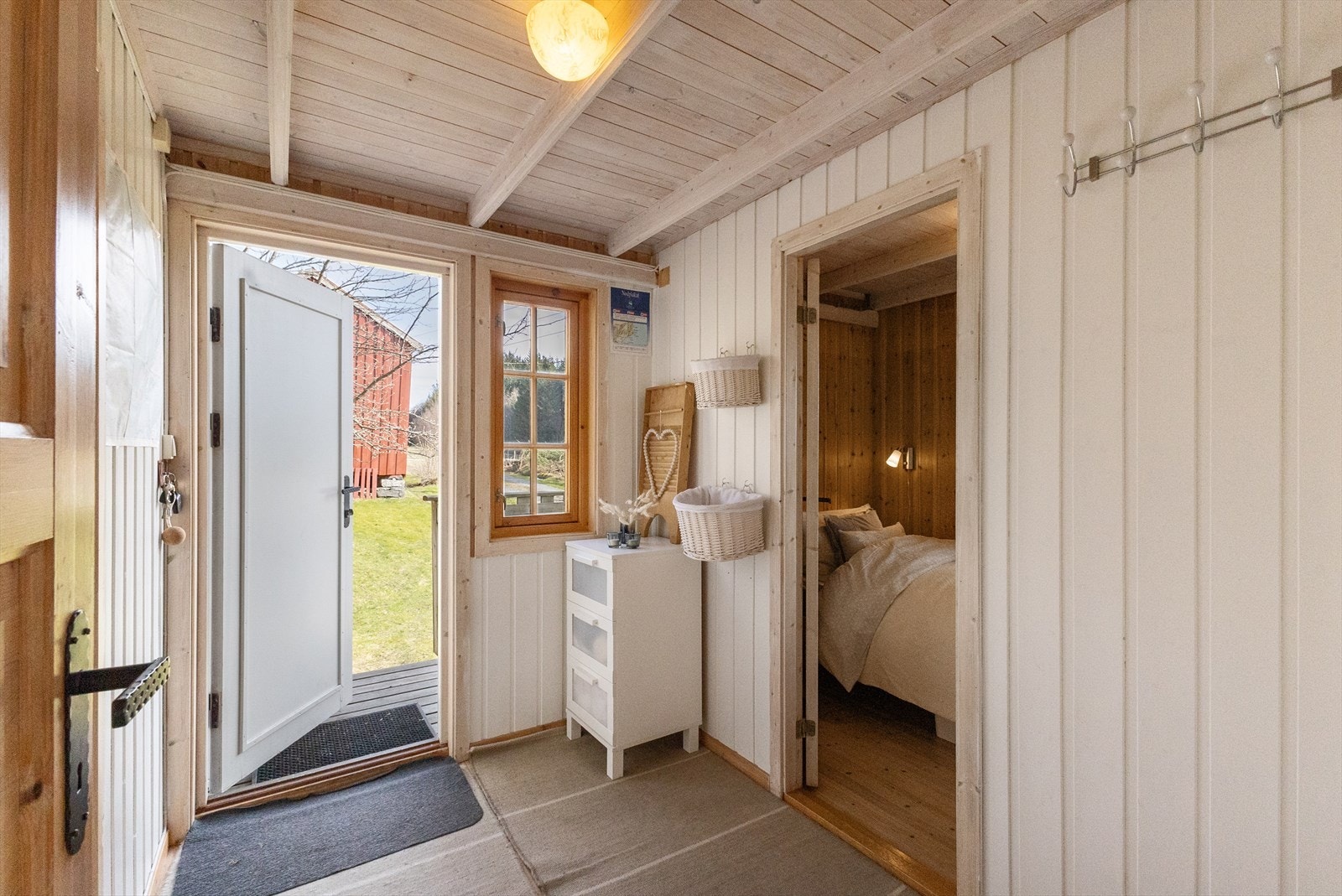 Entre/gang. Ett av totalt tre soverom på høyre hånd. Galleribilde