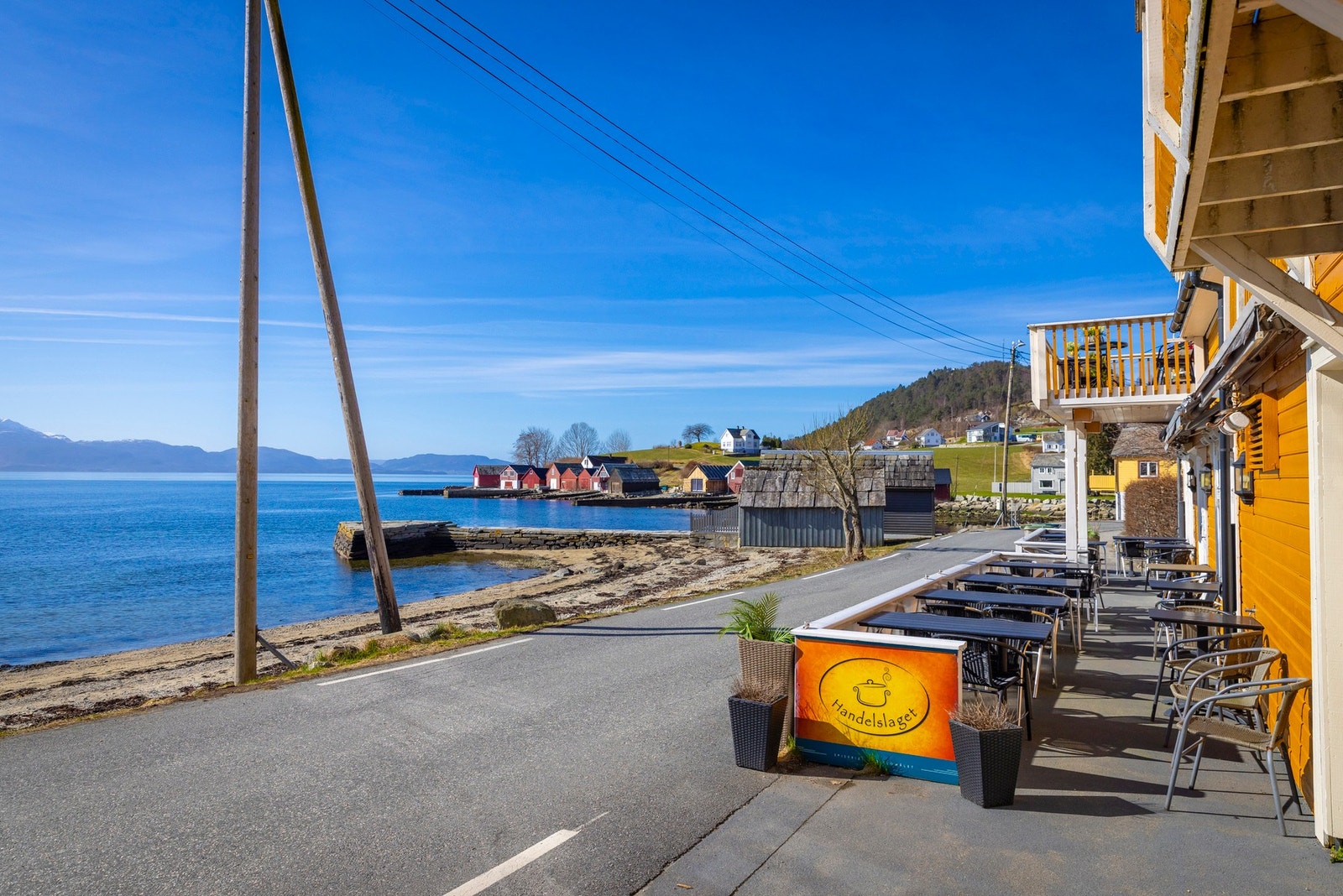 Handelslaget kafe er Idyllisk plassert ved sjøen med flott utsikt, som serverer et stort utvalg av gode måltider. Galleribilde
