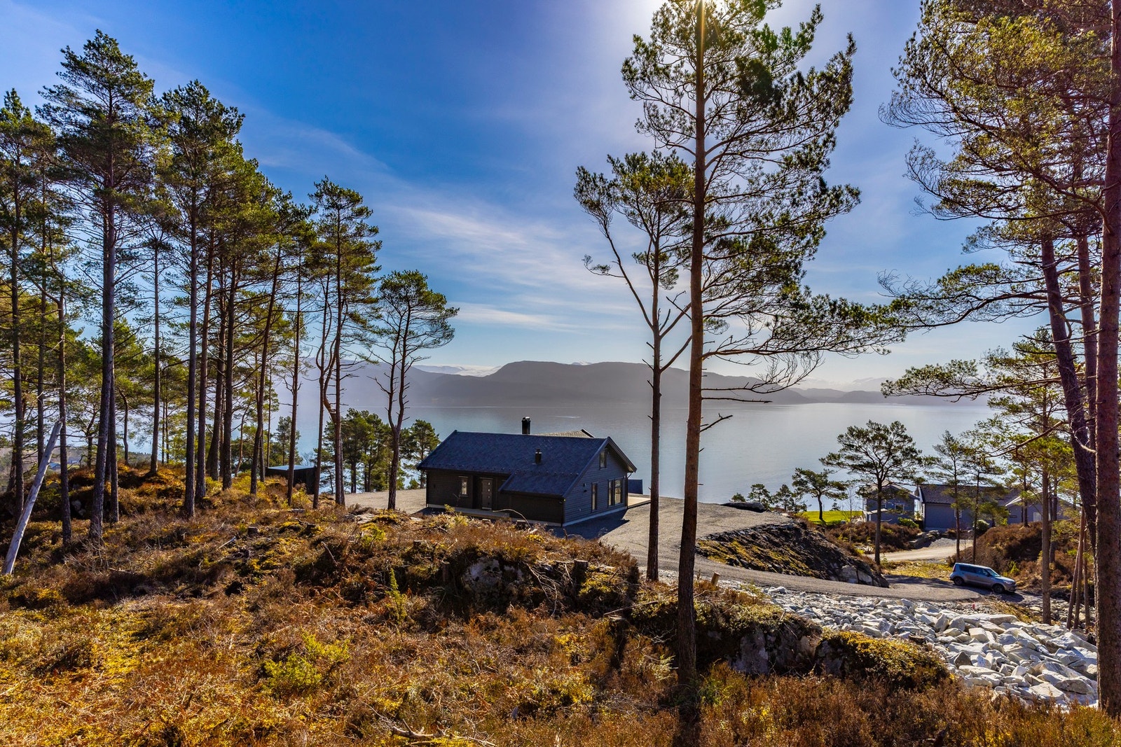 Tomten ligger fint til med flott utsikt mot Folgefonna og omkringliggende natur, og byr på solrike forhold. Galleribilde