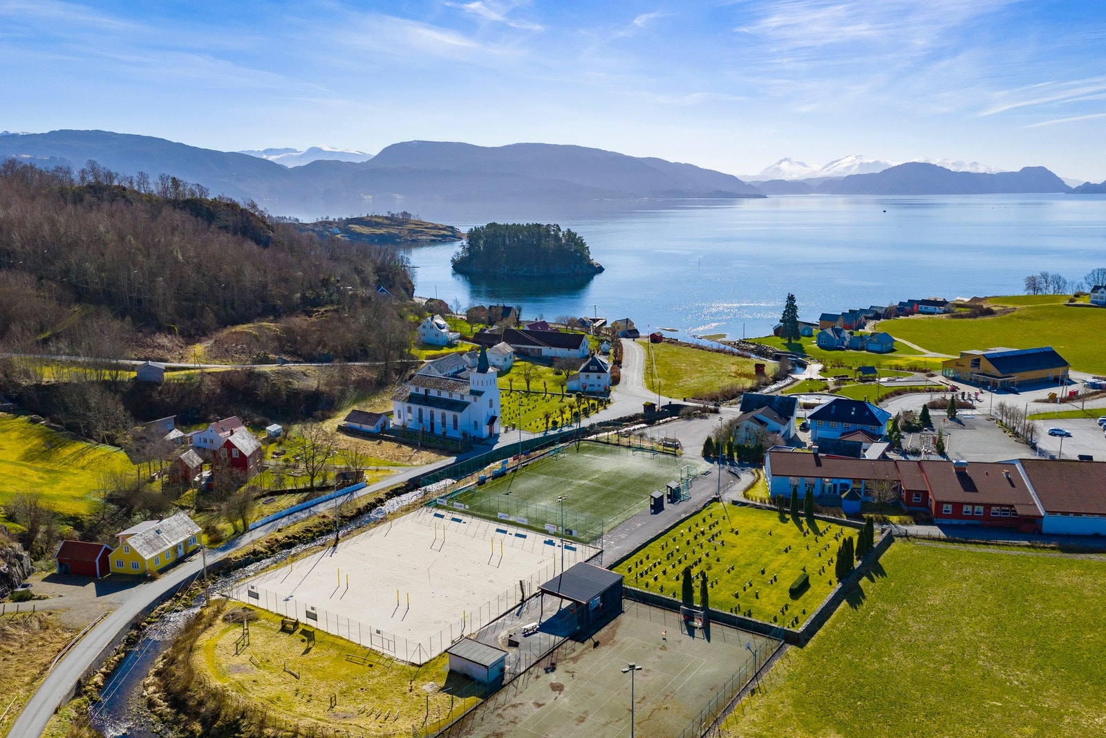 Fra tomten er det i underkant av 3 km til Strandvik sentrum. Her finner du både nærbutikk, restaurant, fotballbane, tennisbane og sandvolleyballbaner. Galleribilde