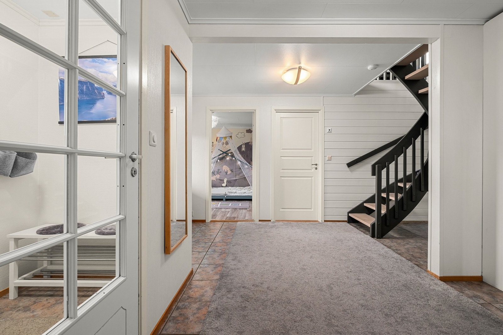 Stor entré/hall med stor skyvedørsgarderobe. Galleribilde