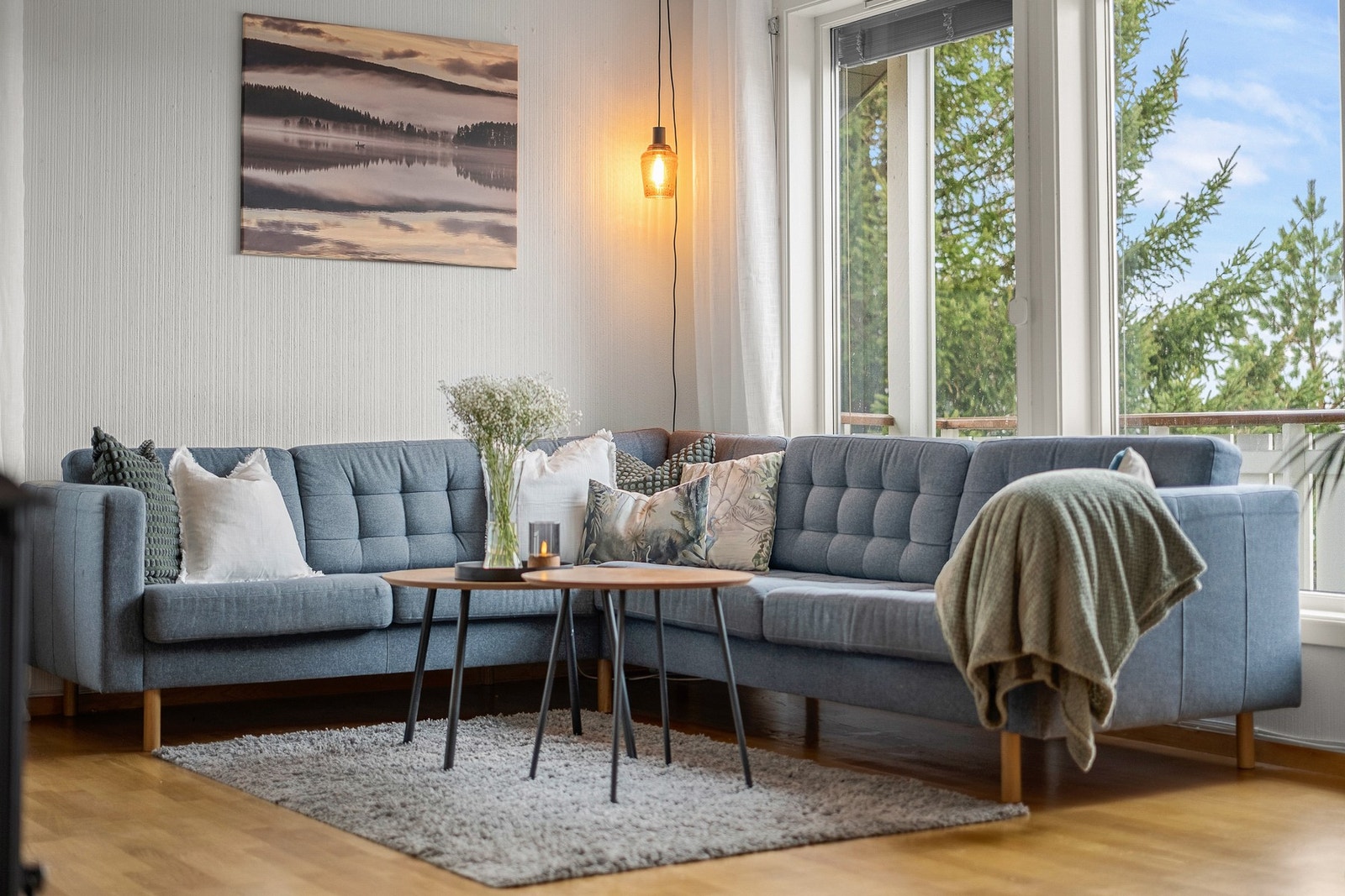 Store vindusflater i stuen slipper det fine lyset inn i rommer. Galleribilde