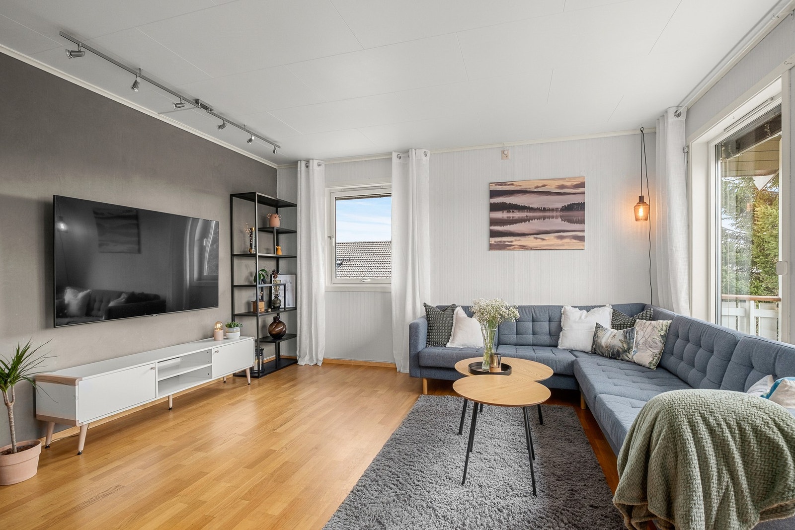 Luftig og fin stue som går i lyse fargetoner. Galleribilde
