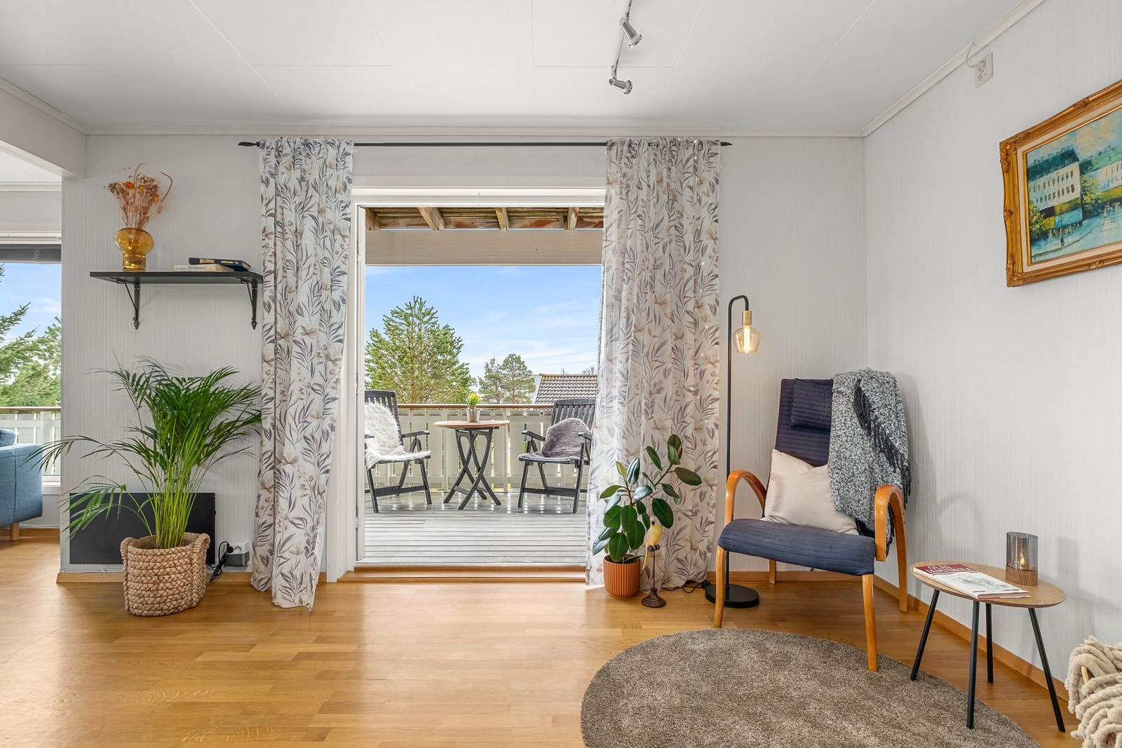 Fra stuen får man tilgang til en flott terrasse med gode solforhold. Galleribilde