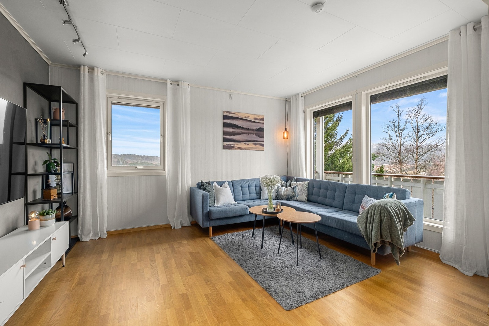 Stuens størrelse gir flere møbleringsmuligheter og plass til stor sofa. Galleribilde