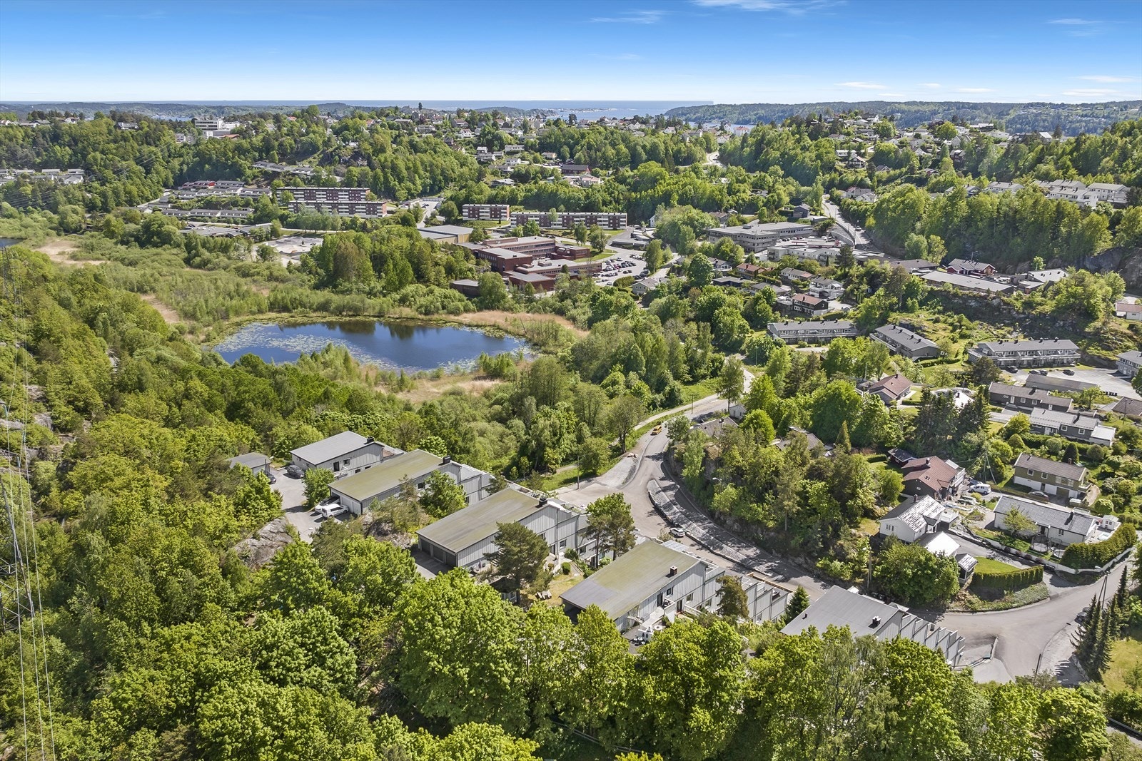 Fra leiligheten er det kort vei til Kragerø sentrums gode utvalg av sjarmerende butikker, dagligvareforretninger, slakter etc. Det er også gode bussforbindelser like ved, med hyppige avganger til Kragerø sentrum, Helle og Sannidal. Galleribilde
