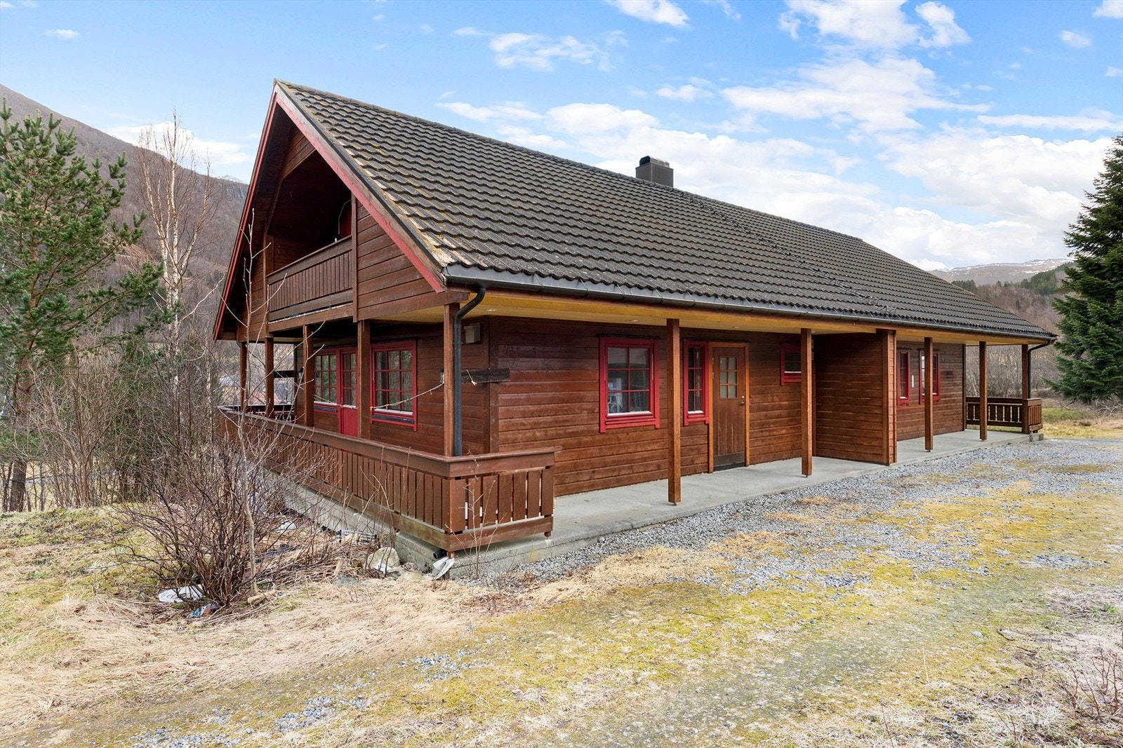 En halvpart av en tomannsbolig fra 1996, med yttervegger i bindingsverk og liggende bordkledning. Galleribilde