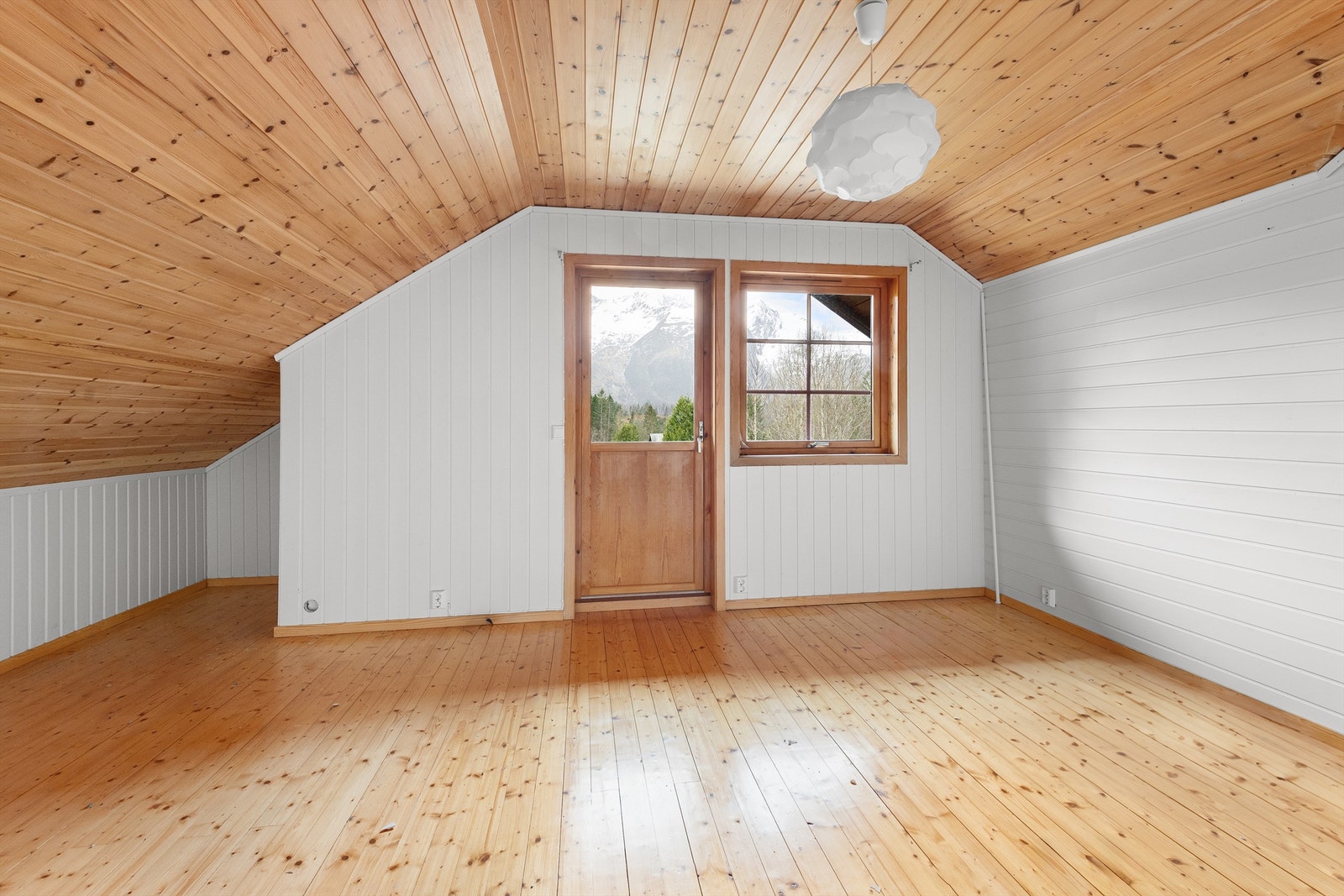 Det ene soverommet på loftet har utgang til en egen balkong på 5 m². Galleribilde