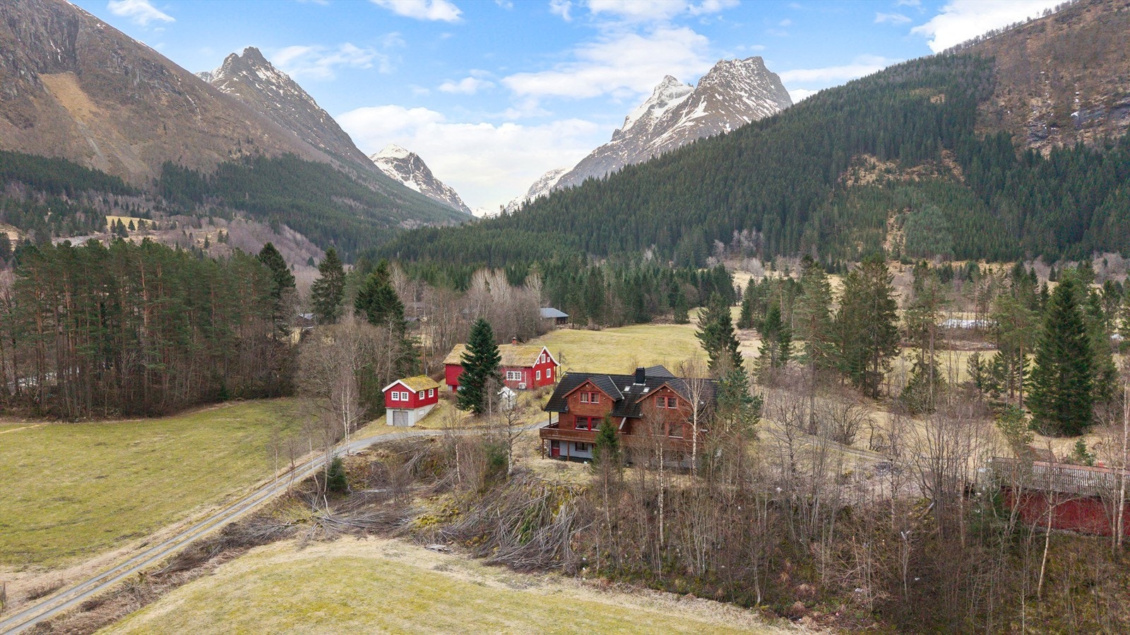 For barnefamilier er det 6 minutter til Velledalen barnehage og 15 minutter til Velledalen skule. Galleribilde