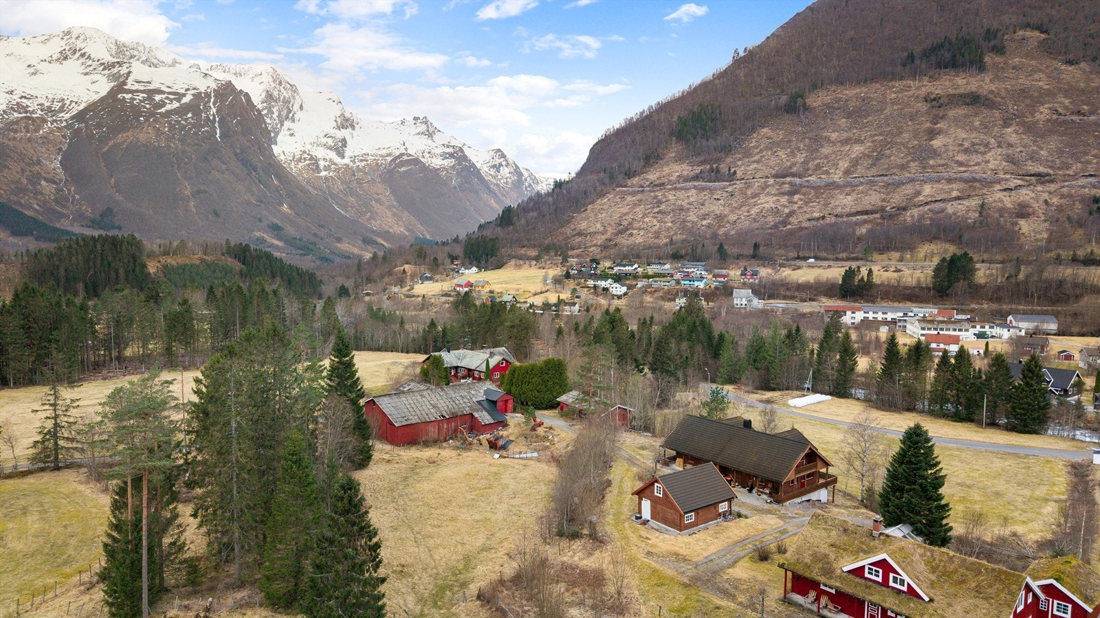 Boligen ligger i Velledalen i Sykkylven, et område kjent for sin flotte natur og turmuligheter. Galleribilde