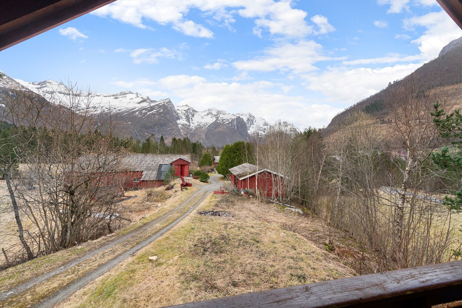 Utsikt mot de omkringliggende gårdene og fjellene. Galleribilde